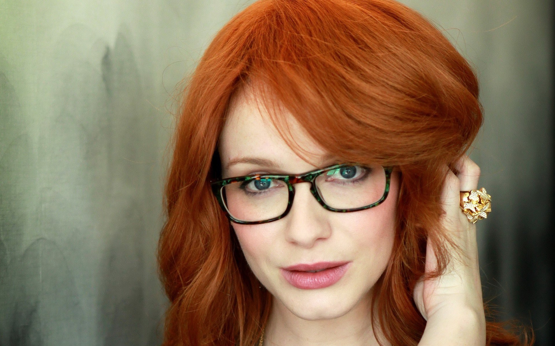 Free download wallpaper Redhead, Glasses, Face, Blue Eyes, Celebrity, Actress, Christina Hendricks on your PC desktop
