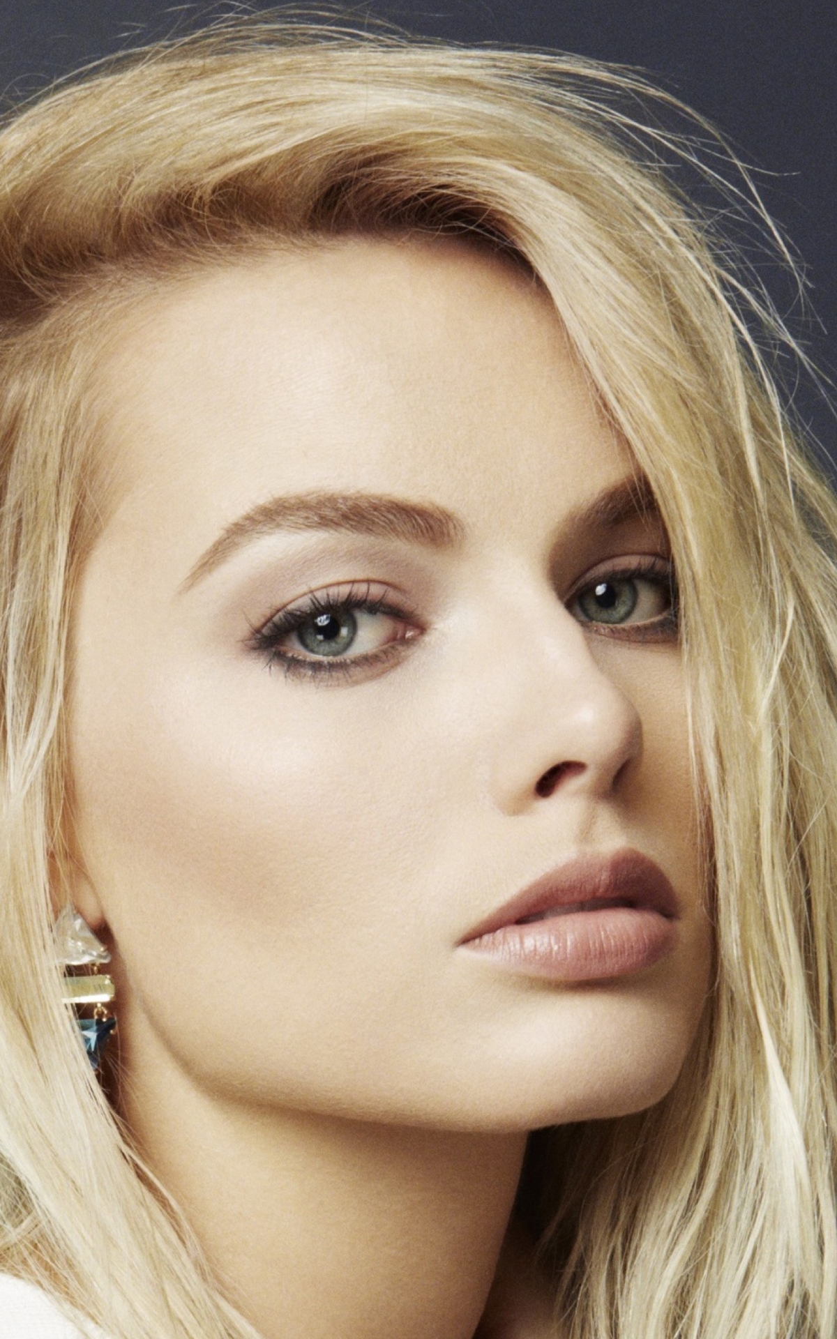 Download mobile wallpaper Blonde, Face, Blue Eyes, Celebrity, Actress, Australian, Margot Robbie for free.