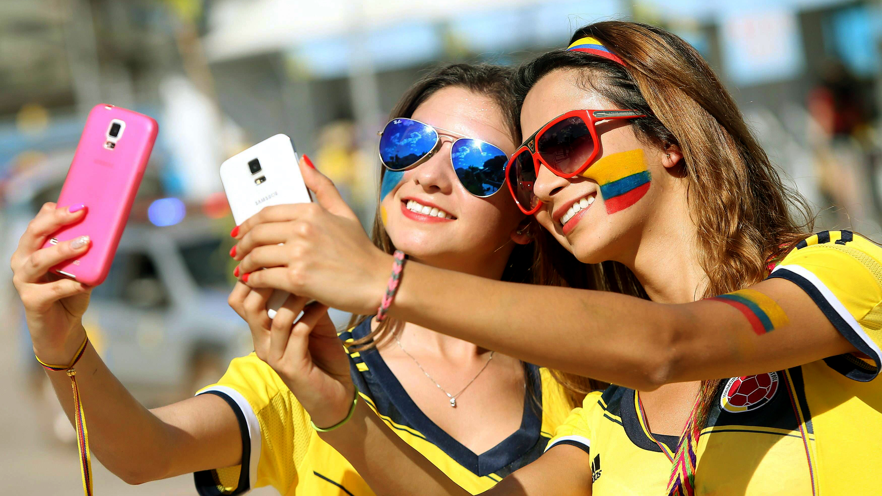 685671 скачать обои женщины, настроение, брюнетка, колумбия, чемпионат мира по футболу, улыбка, солнцезащитные очки - заставки и картинки бесплатно