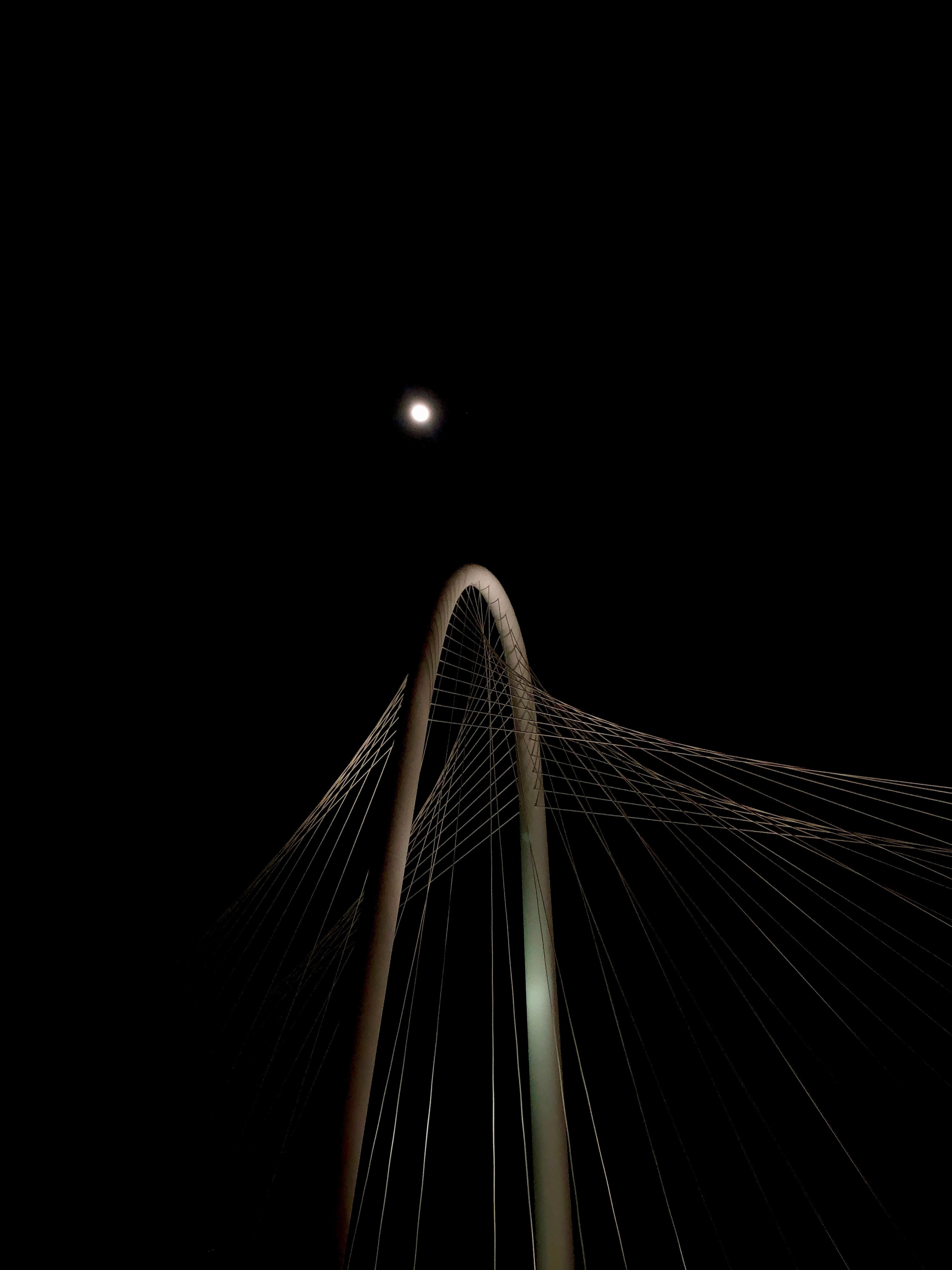 Скачать картинку Мост, Конструкция, Архитектура, Темнота, Луна, Темные в телефон бесплатно.