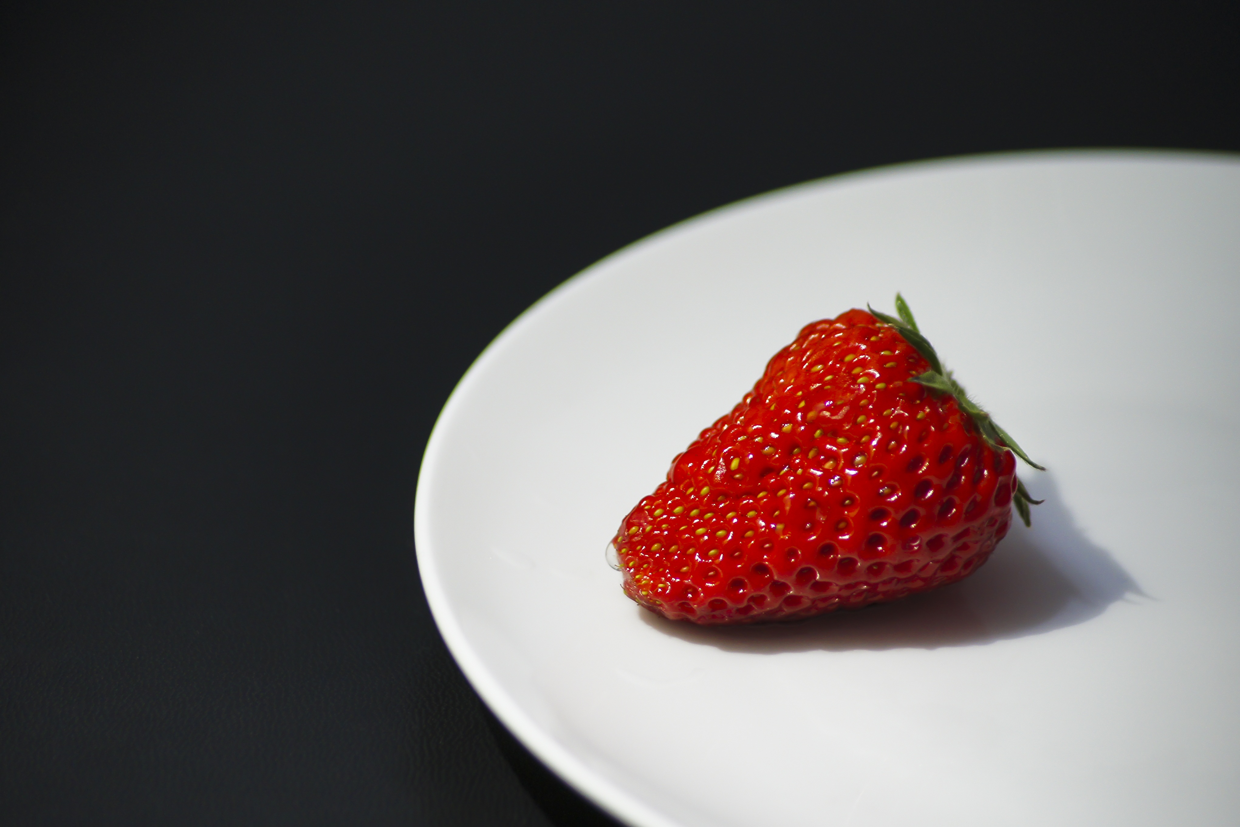 Download mobile wallpaper Plate, Ripe, Berry, Food, Strawberry for free.