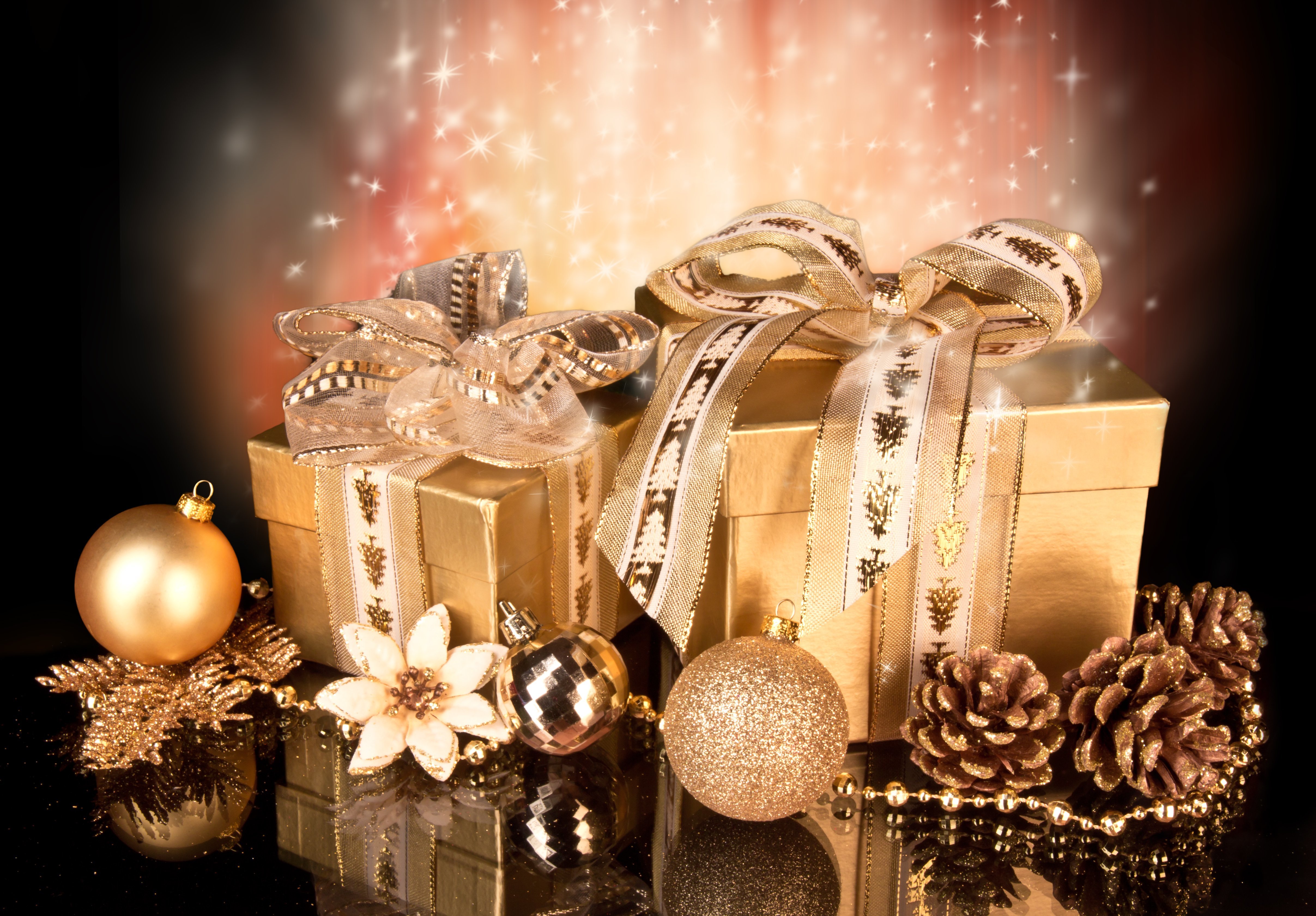 Téléchargez des papiers peints mobile Noël, Vacances, Cadeau, Décorations De Noël, Doré, Pomme De Pin gratuitement.