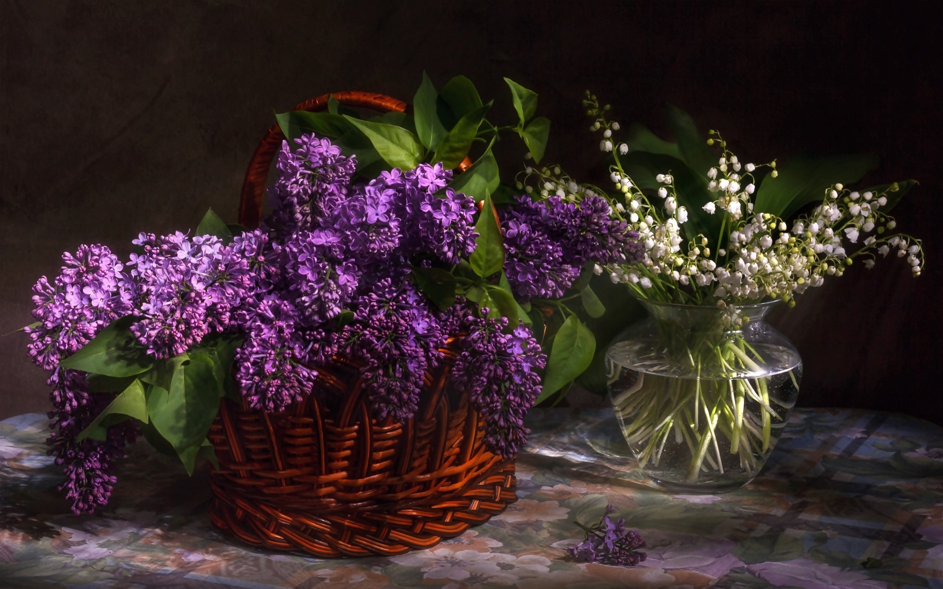 852610 завантажити шпалери бузок, фотографія, натюрморт, кошик, конвалія, фіолетова квітка, ваза, біла квітка - заставки і картинки безкоштовно
