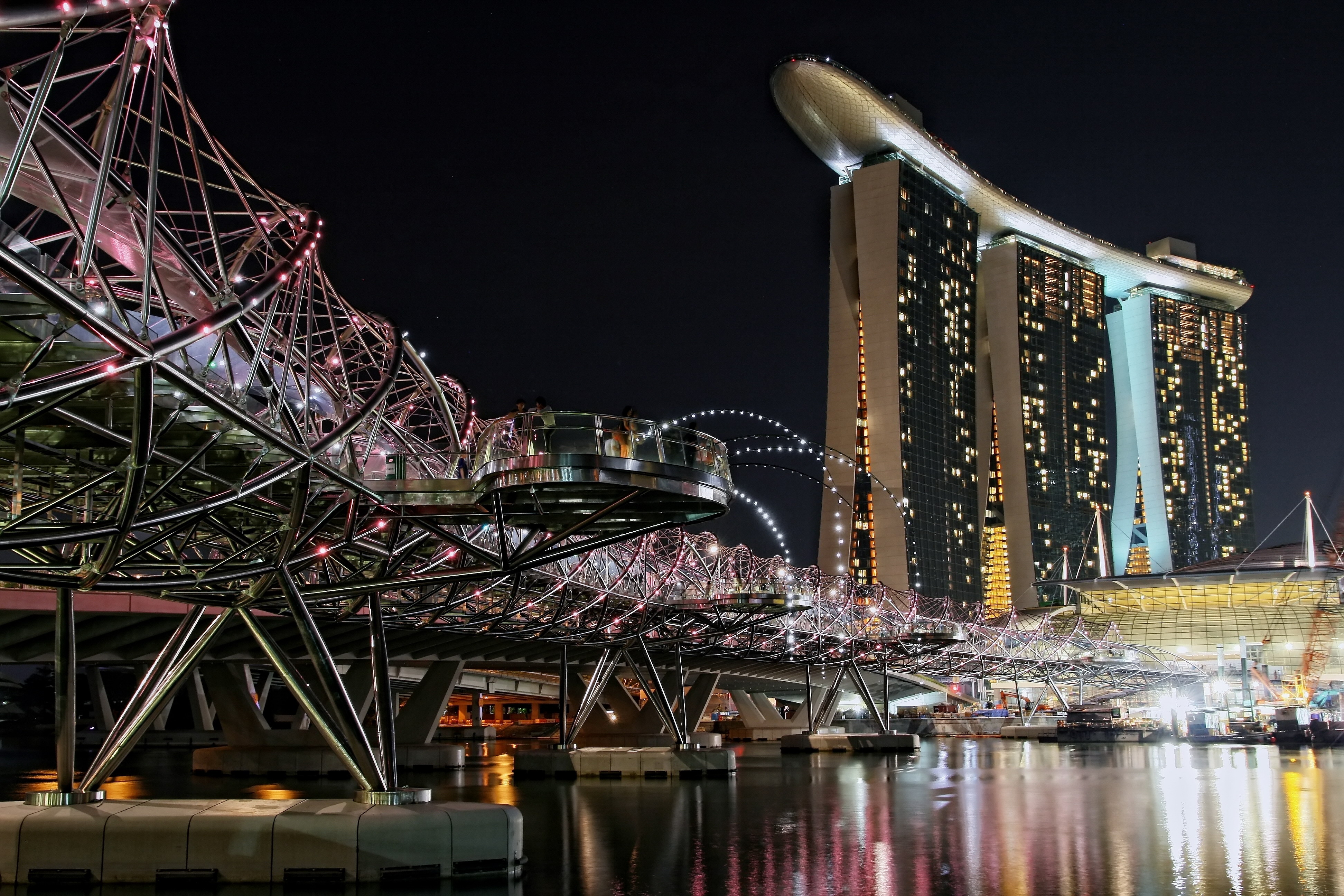 272589 скачать обои архитектура, марина, огни, сделано человеком, мост, здание, спиральный мост, ночи, отражение, сингапур, вода, мосты - заставки и картинки бесплатно