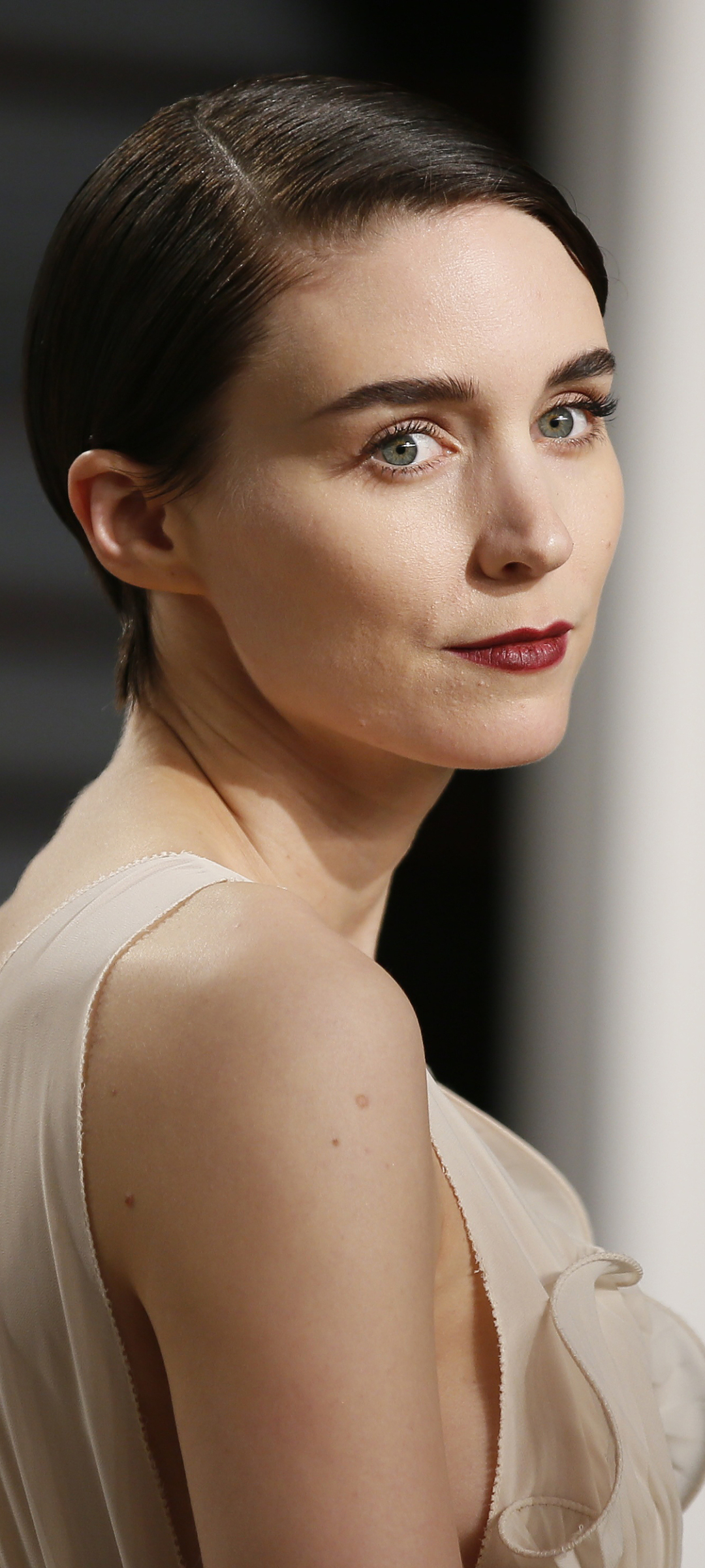 Download mobile wallpaper Green Eyes, Celebrity, Black Hair, Actress, Lipstick, Rooney Mara for free.