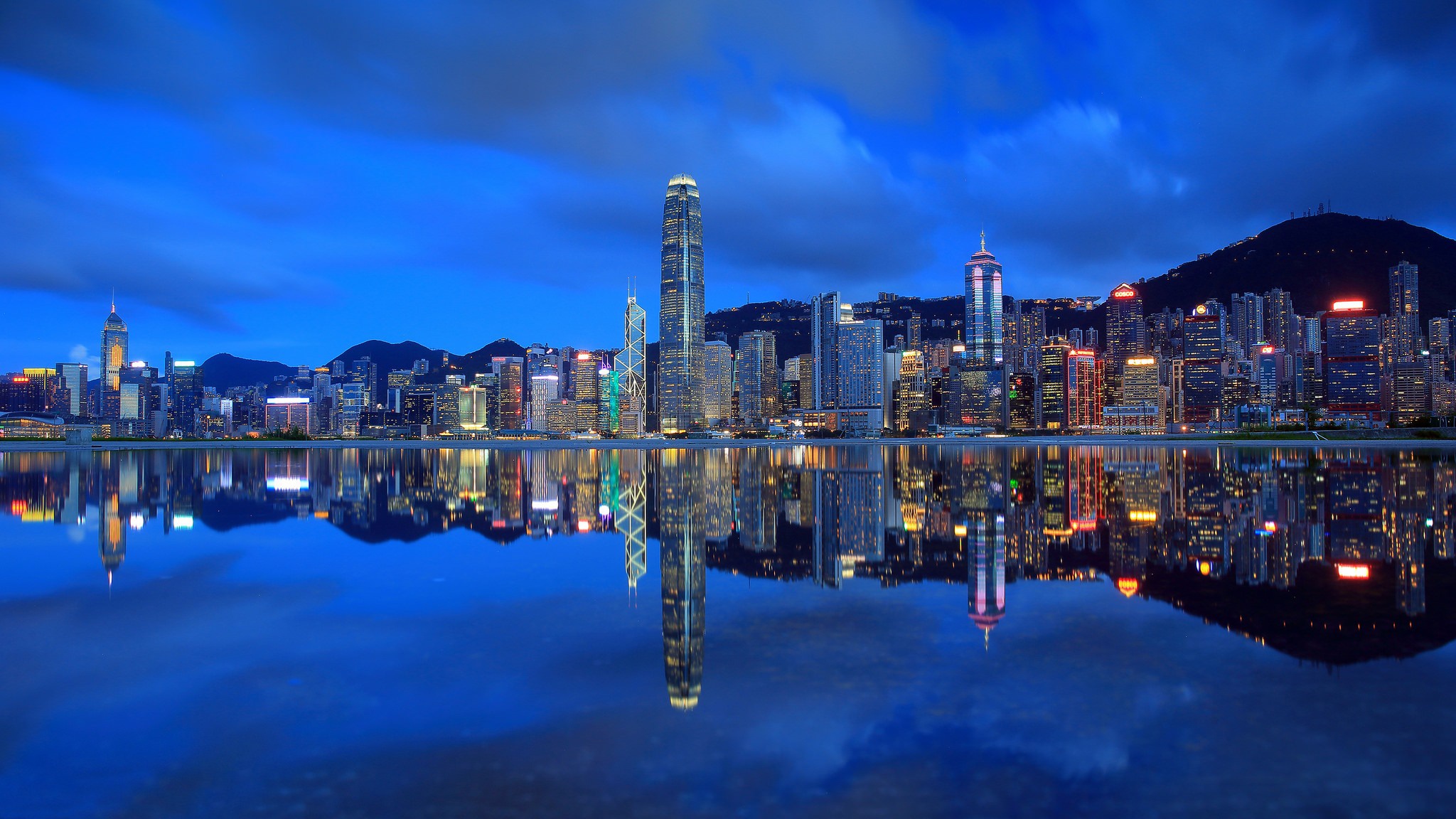 無料モバイル壁紙都市, 街, 超高層ビル, 建物, 反射, 青い, 中国, 香港, 夜, マンメイドをダウンロードします。