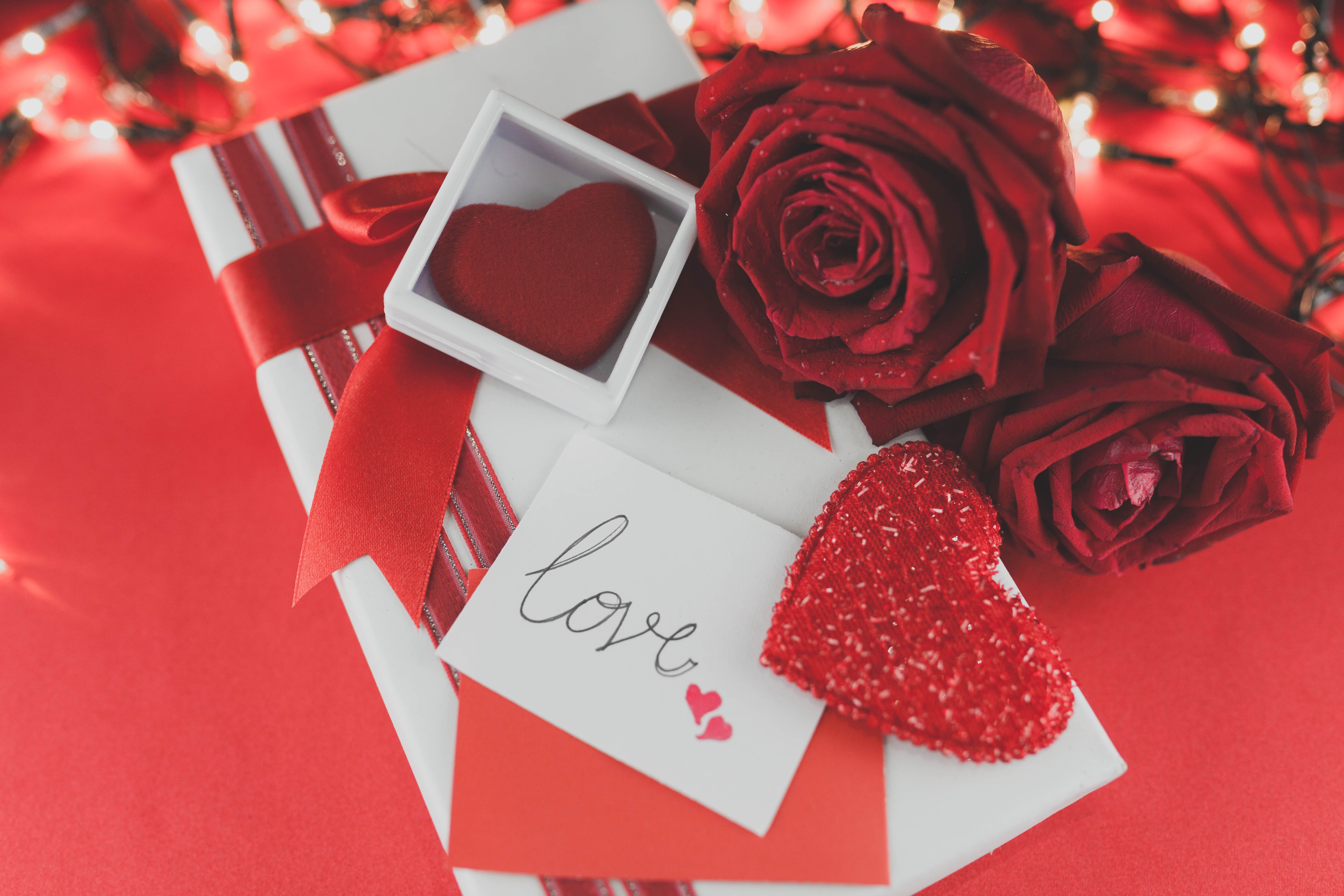 Baixar papel de parede para celular de Rosa, Amor, Dia Dos Namorados, Presente, Coração, Rosa Vermelha, Romântico, Feriados gratuito.