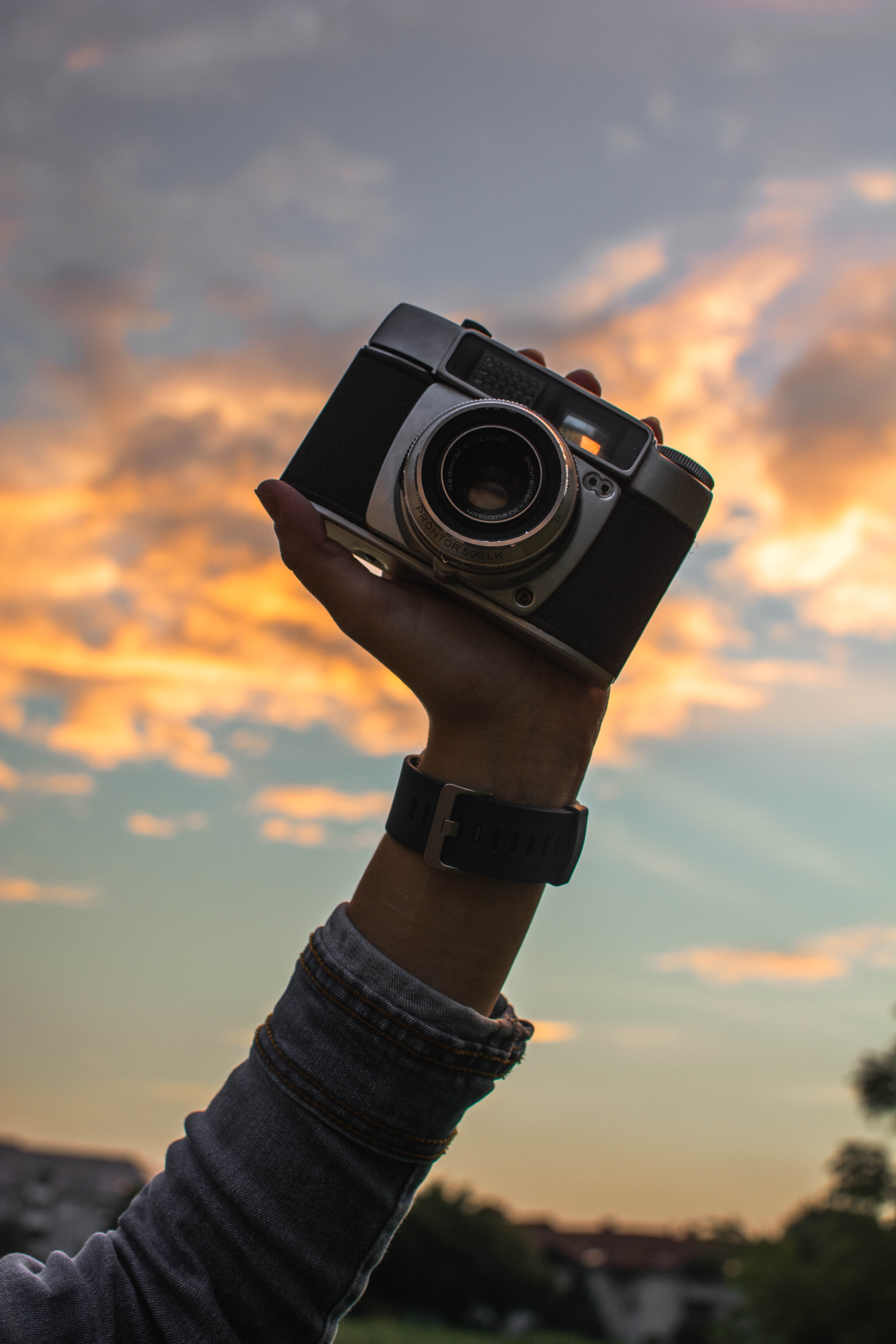Free download wallpaper Sky, Hand, Camera, Photographer, Technologies, Technology on your PC desktop