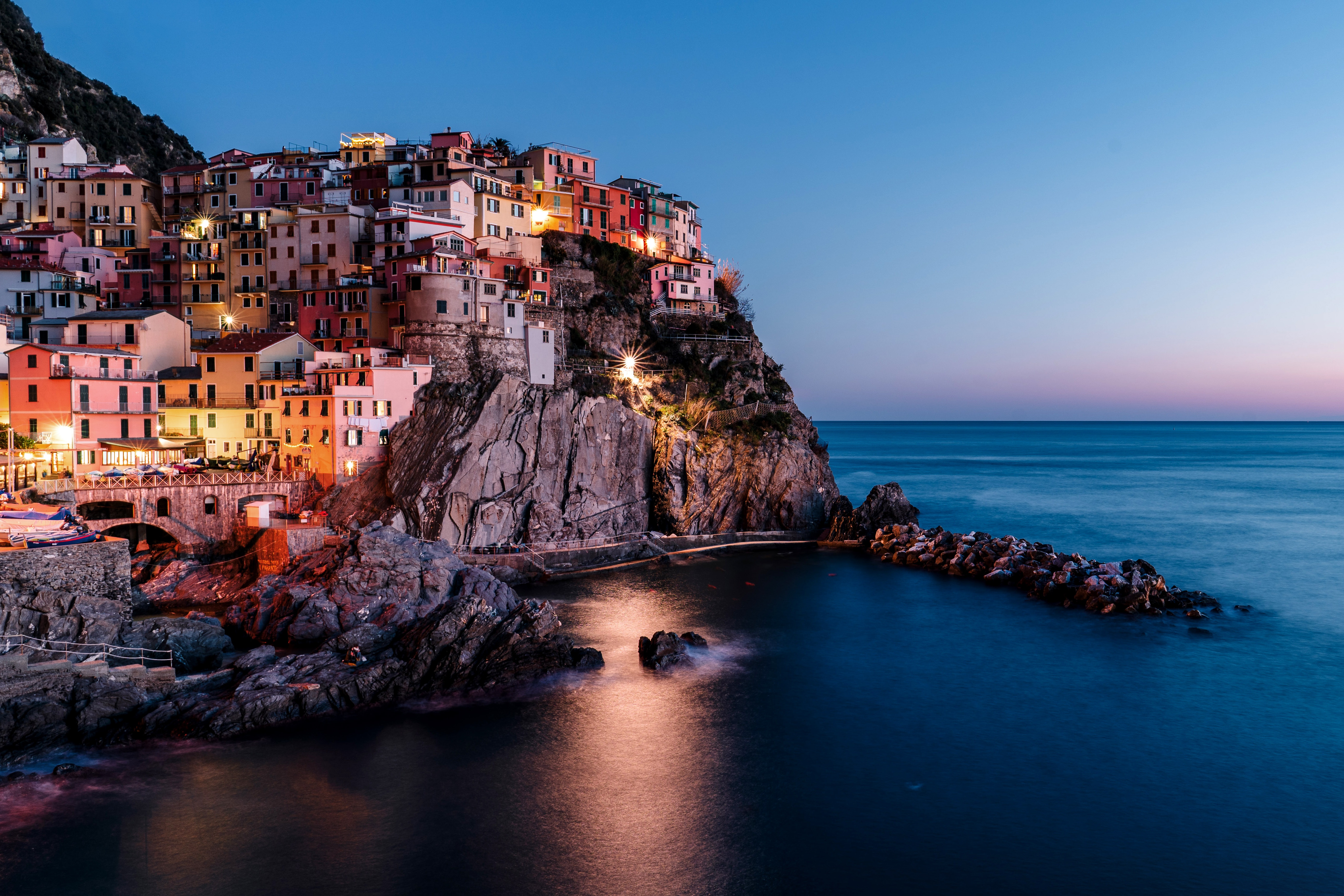 144074 télécharger l'image italie, mer, coucher de soleil, nature, ville, rocheux, rocher - fonds d'écran et économiseurs d'écran gratuits