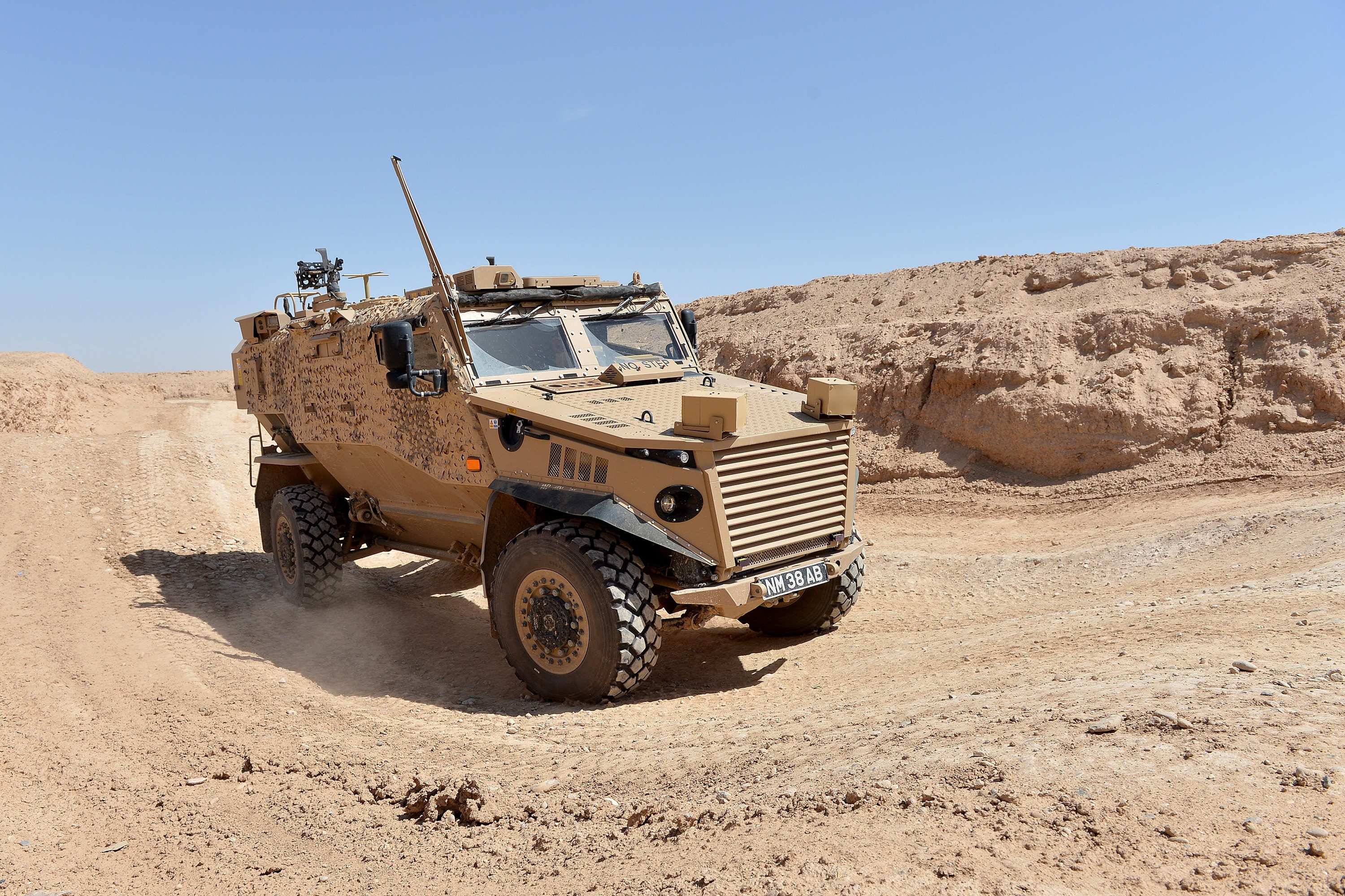 Free download wallpaper Desert, Military, Vehicle, Military Vehicles on your PC desktop