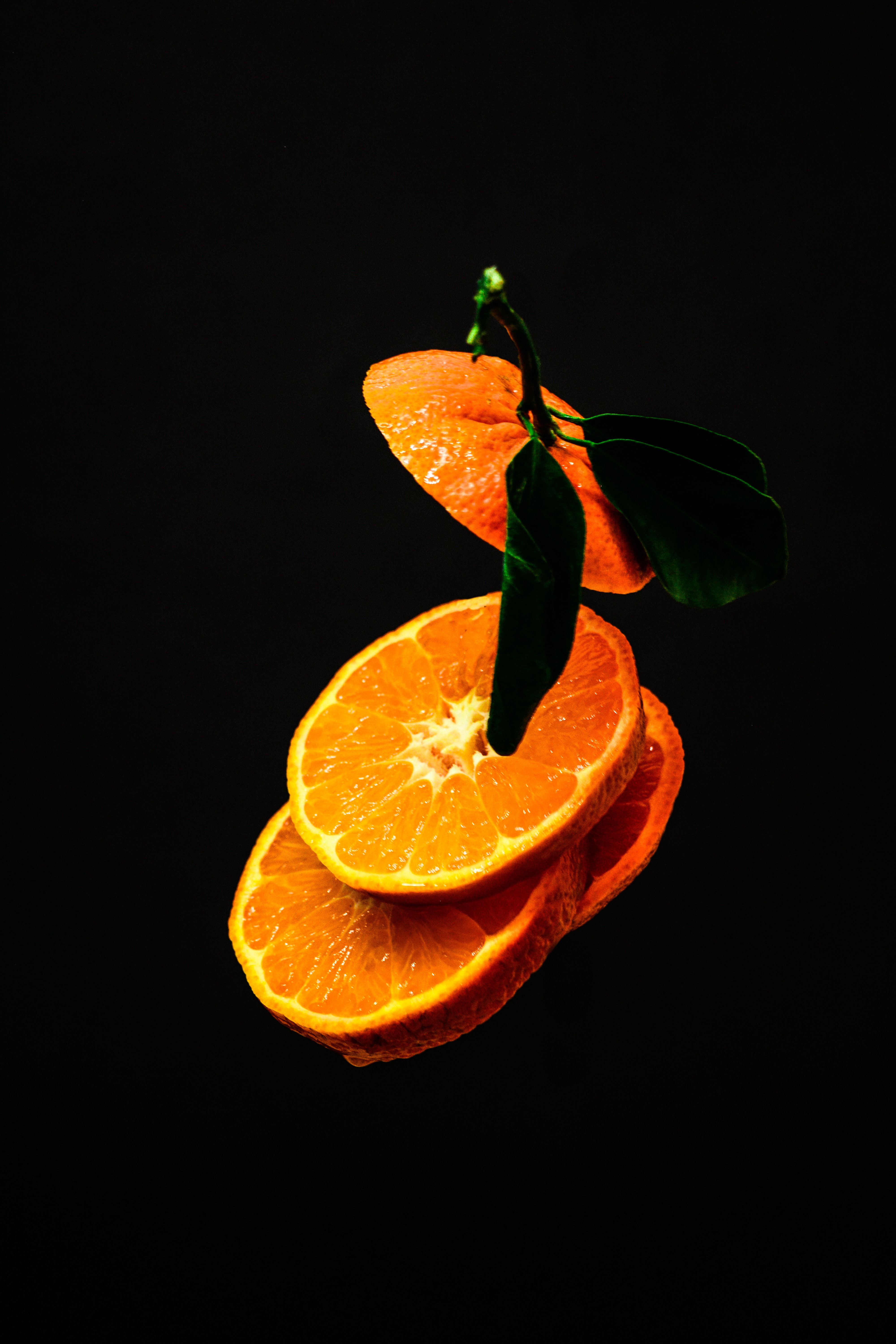115629 завантажити картинку часточка, їжа, гвоздики, темний, фрукт, оранжевий, апельсин - шпалери і заставки безкоштовно