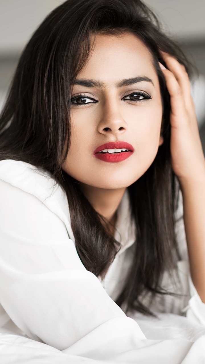 Download mobile wallpaper Indian, Celebrity, Long Hair, Actress, Lipstick, Shraddha Srinath for free.