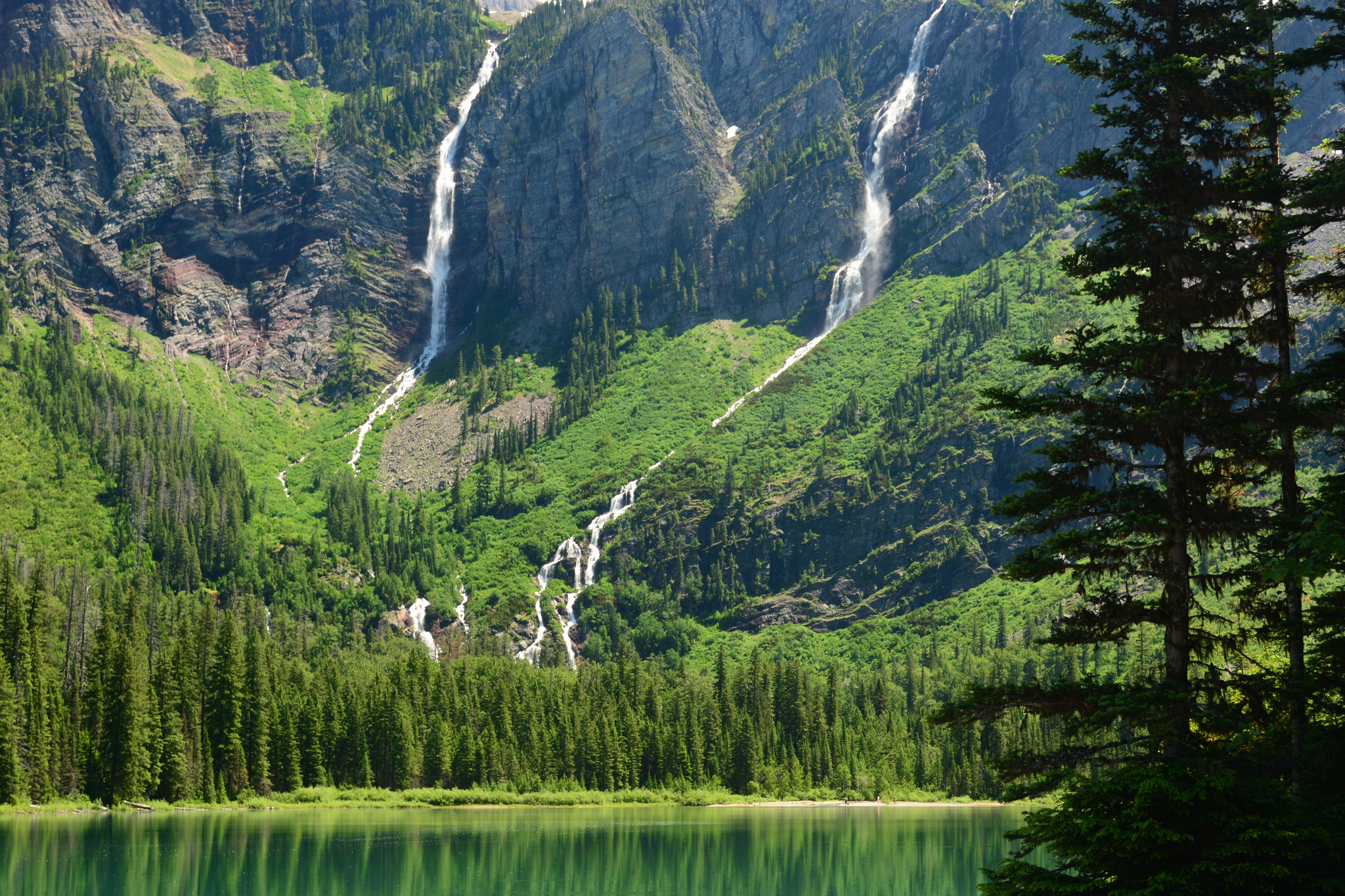 318269 скачать обои гора, земля/природа, водопад, лавинное озеро, национальный парк глейшер, ледник, озеро, монтана, водопады - заставки и картинки бесплатно