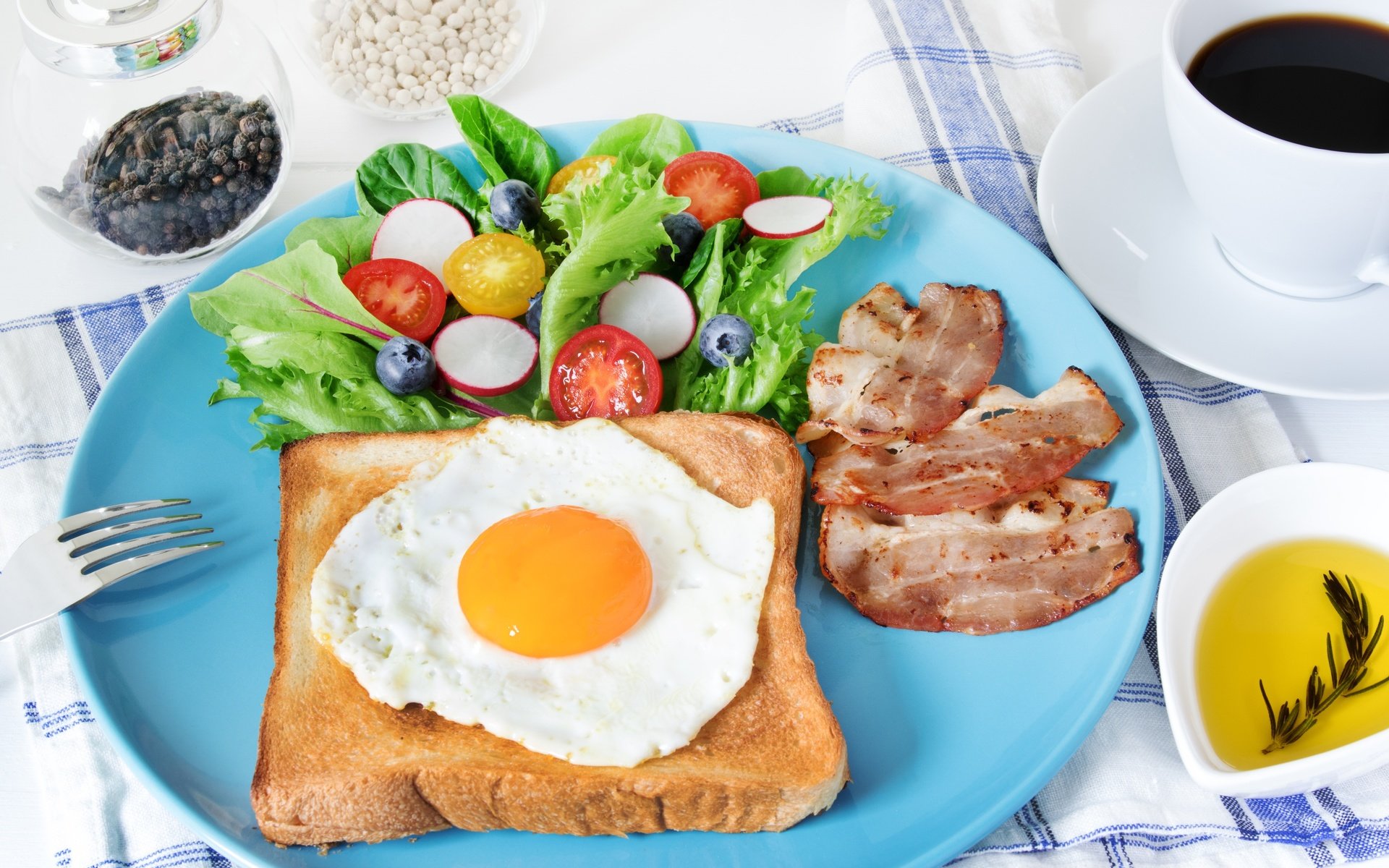 PCデスクトップに卵, カップ, 静物, トースト, 朝ごはん, ベーコン, 食べ物, コーヒー画像を無料でダウンロード