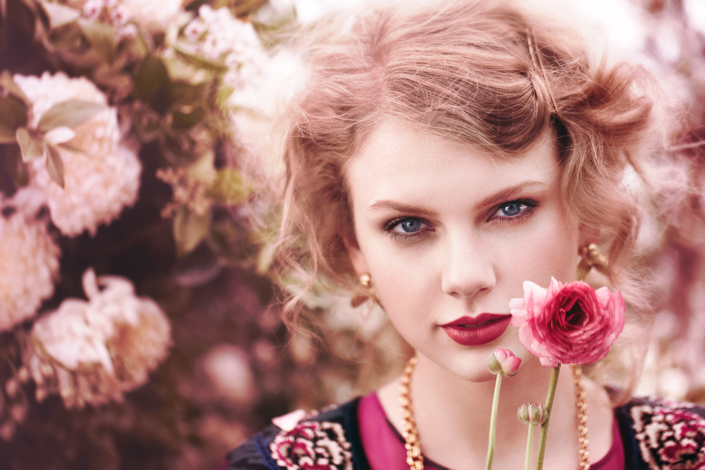 Download mobile wallpaper Music, Flower, Singer, Blonde, Face, Blue Eyes, American, Taylor Swift, Lipstick for free.