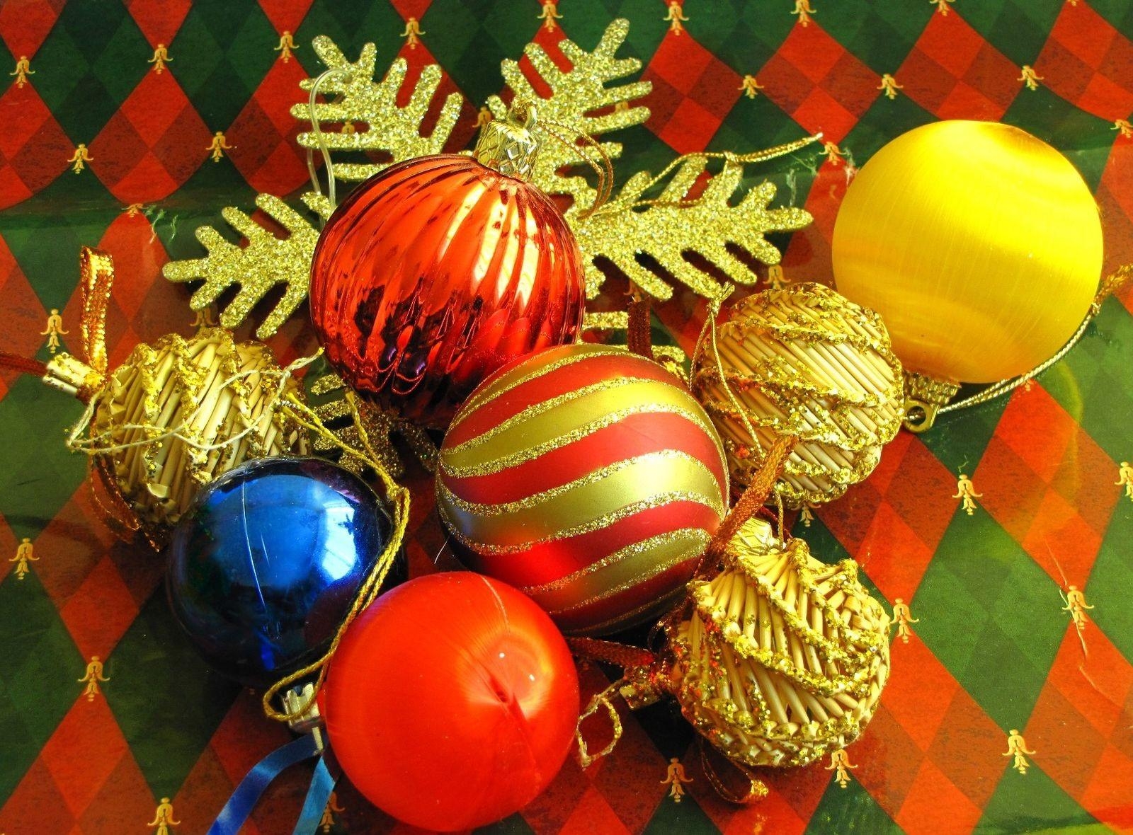 147767 descargar imagen bolas, vacaciones, decoraciones de navidad, juguetes de árbol de navidad, pelotas, copo de nieve, diversidad, variedad: fondos de pantalla y protectores de pantalla gratis