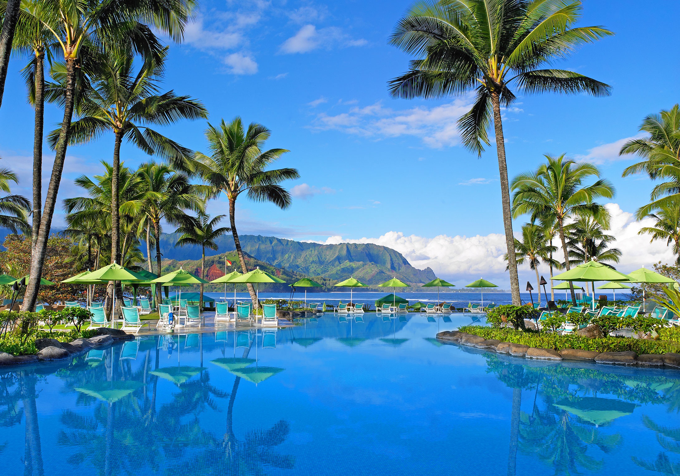 Laden Sie das Palme, Gebirge, Hawaii, Hotel, Menschengemacht, Schwimmbecken, Urlaubsort-Bild kostenlos auf Ihren PC-Desktop herunter