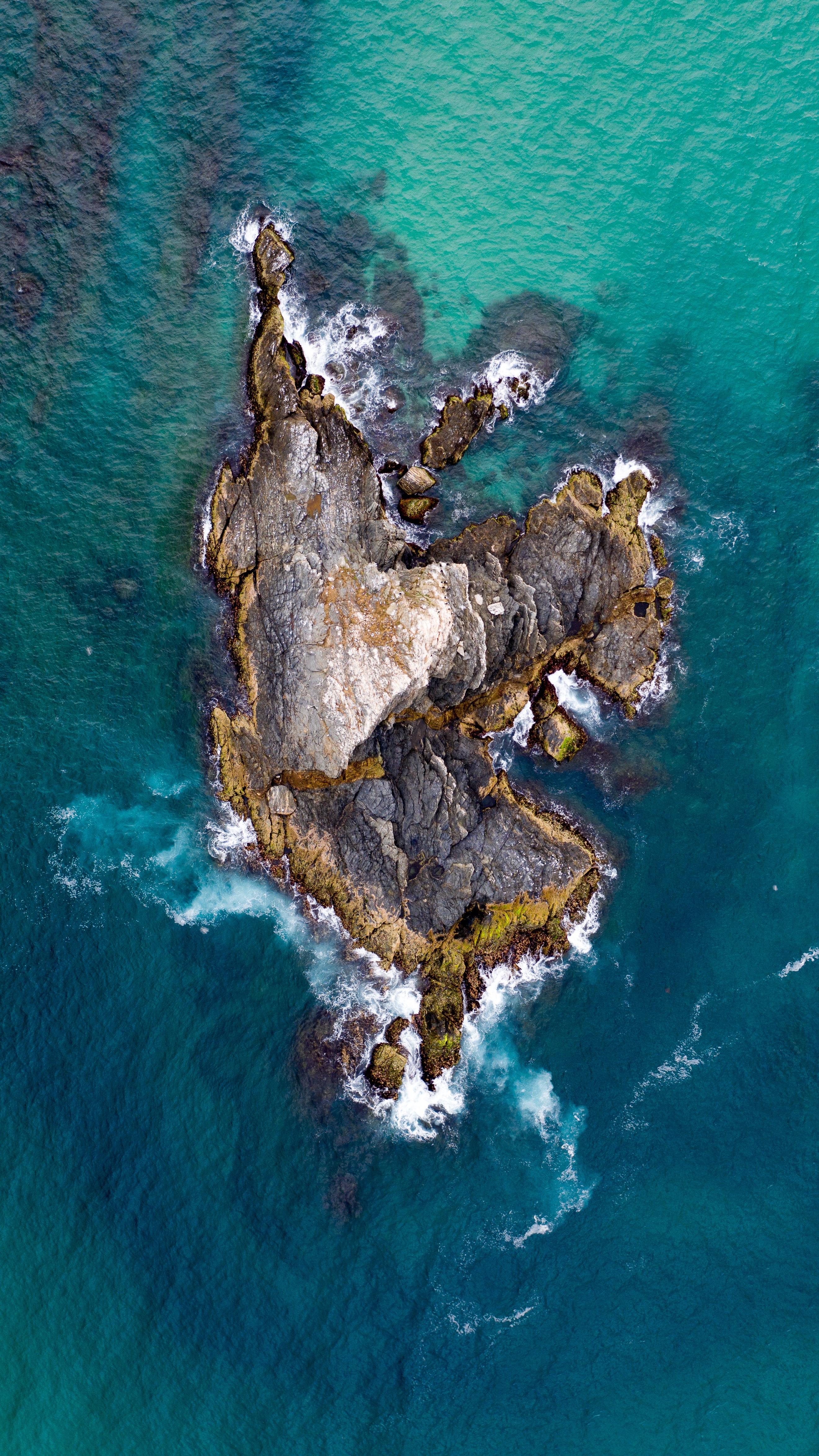 114696 скачать обои остров, скалы, природа, вода, море, вид сверху - заставки и картинки бесплатно