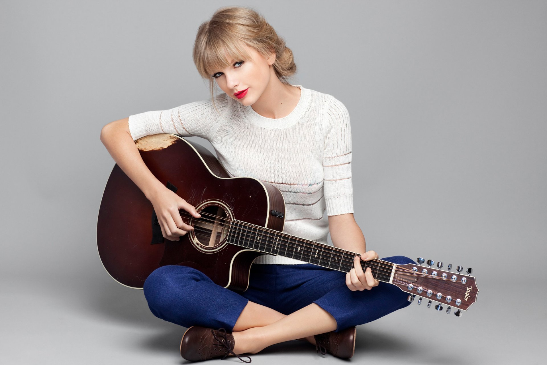 Download mobile wallpaper Music, Smile, Guitar, Singer, Blonde, Blue Eyes, Taylor Swift, Lipstick for free.