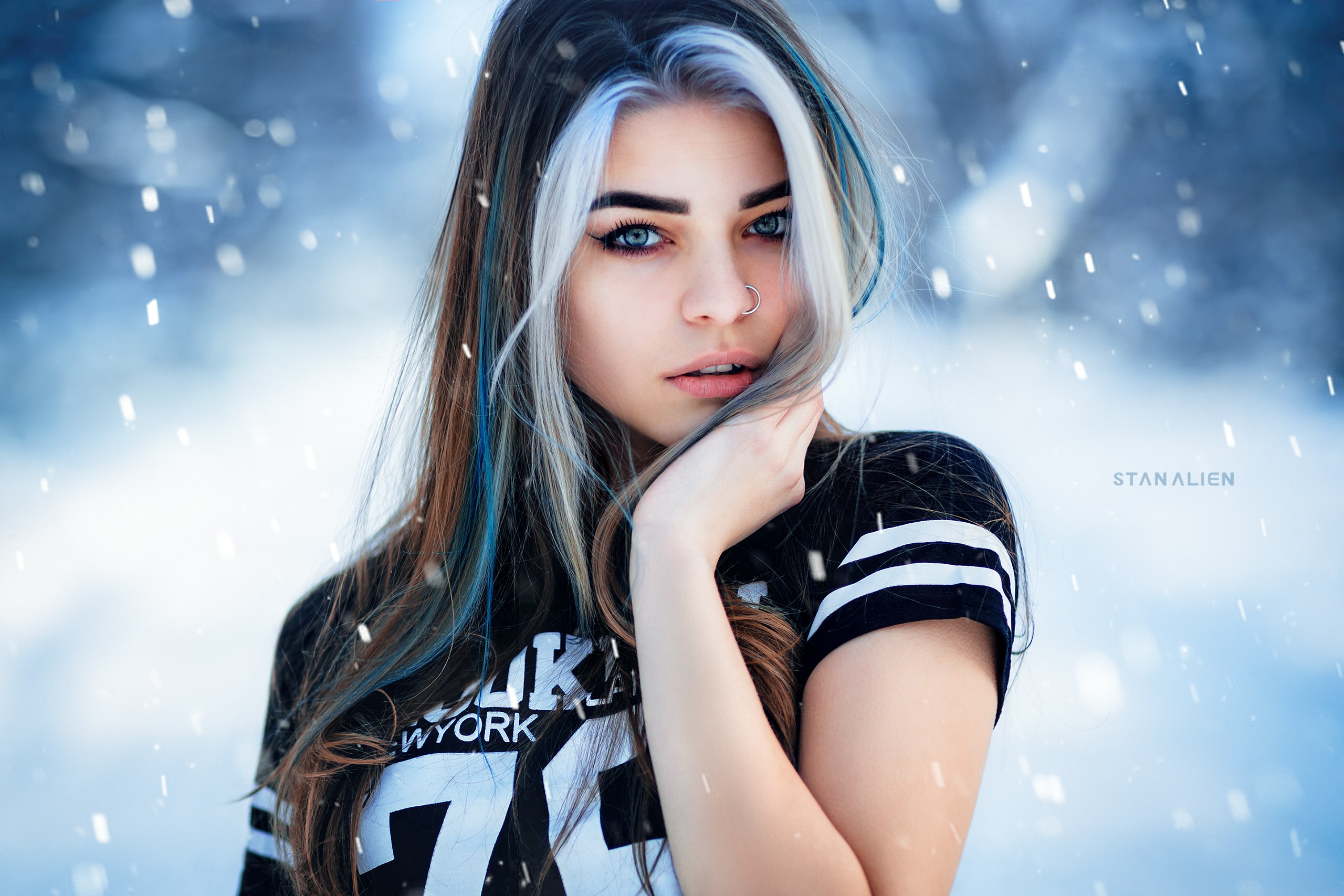 Handy-Wallpaper Schnee, Modell, Frauen, Blaue Augen, Lange Haare, Zweifarbiges Haar kostenlos herunterladen.