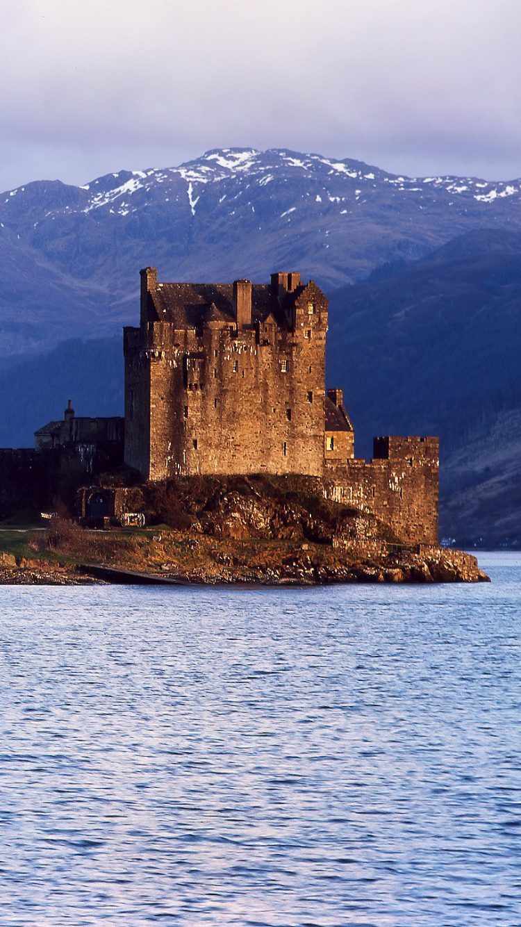 Скачать картинку Замки, Замок, Гора, Озеро, Мост, Шотландия, Сделано Человеком, Замок Эйлен Донан в телефон бесплатно.