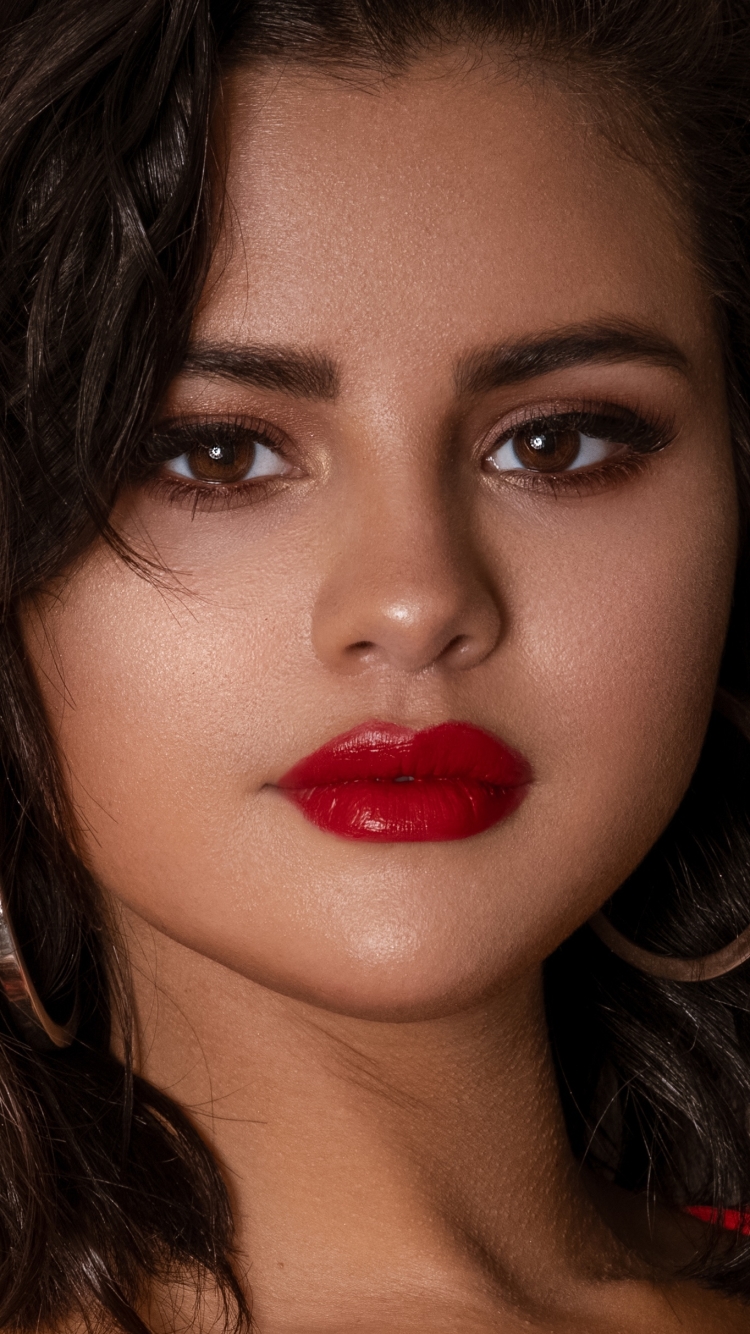 Handy-Wallpaper Musik, Selena Gomez, Sänger, Gesicht, Brünette, Amerikanisch, Braune Augen, Lippenstift kostenlos herunterladen.