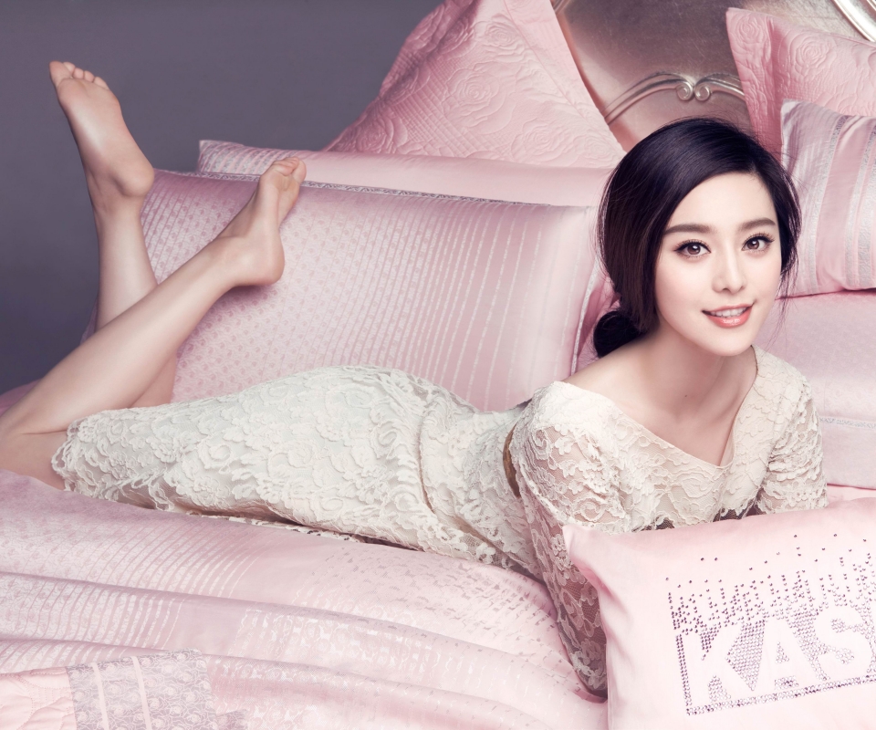 Free download wallpaper Smile, Pillow, Chinese, Oriental, Celebrity, Asian, Actress, Fan Bingbing on your PC desktop