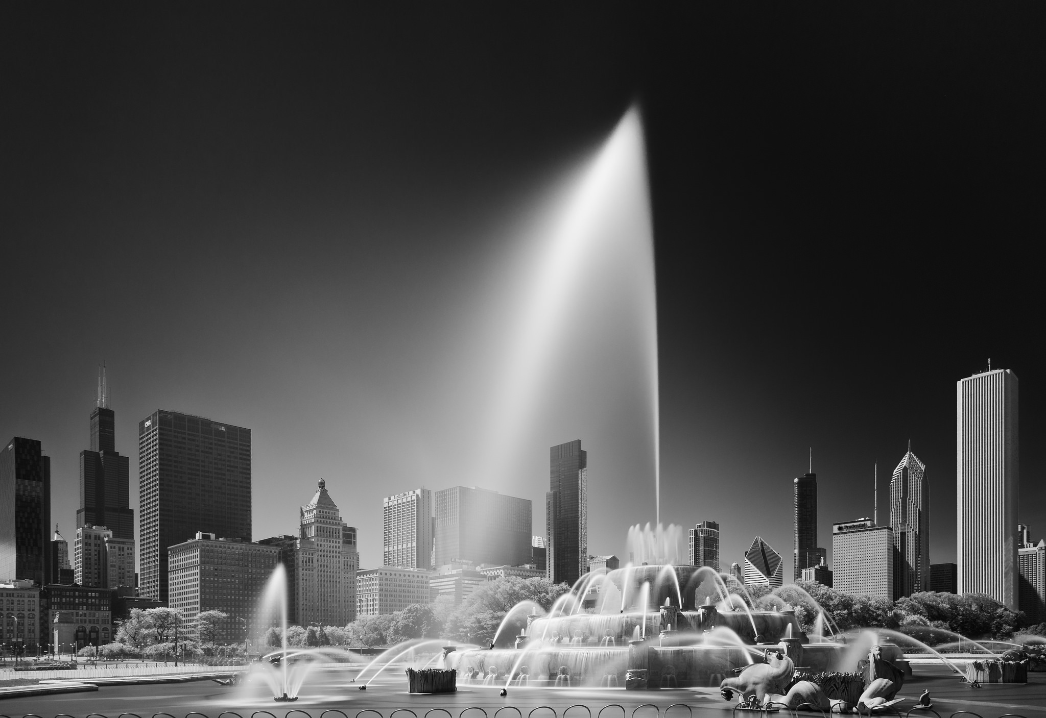 Download mobile wallpaper Fountain, Usa, City, Skyscraper, Building, Chicago, Man Made, Black & White for free.