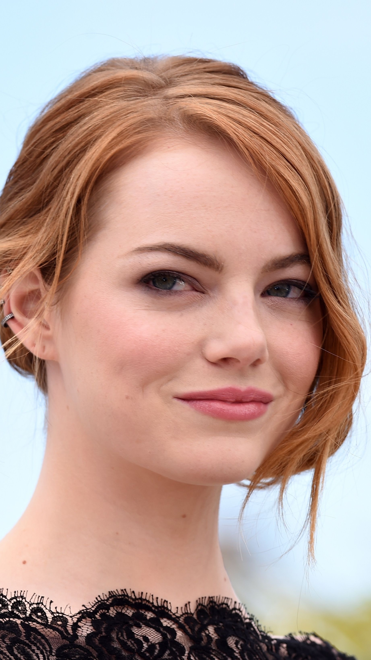 Descarga gratuita de fondo de pantalla para móvil de Emma Stone, Pelirrojo, Cara, Ojos Azules, Americano, Celebridades, Actriz.