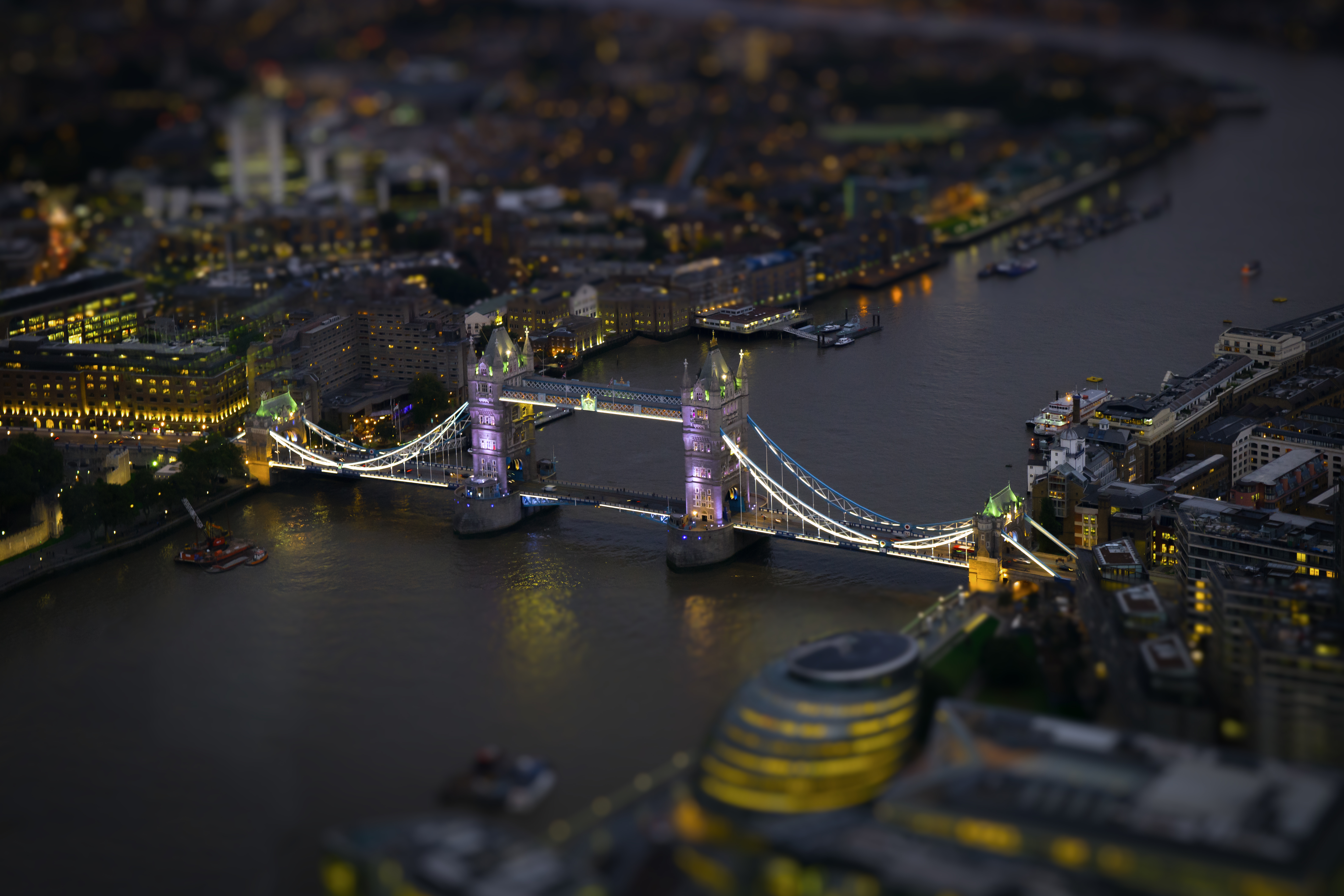 741330 Bild herunterladen fotografie, neigungschicht, großstadt, london, nacht, fluss, tower bridge, vereinigtes königreich - Hintergrundbilder und Bildschirmschoner kostenlos