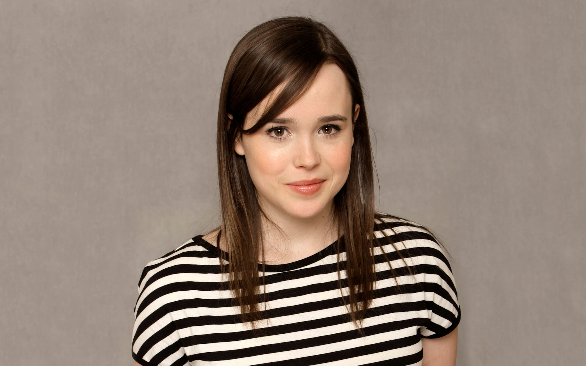Laden Sie das Lächeln, Braune Augen, Berühmtheiten, Braune Haare, Darstellerin, Ellen Page-Bild kostenlos auf Ihren PC-Desktop herunter