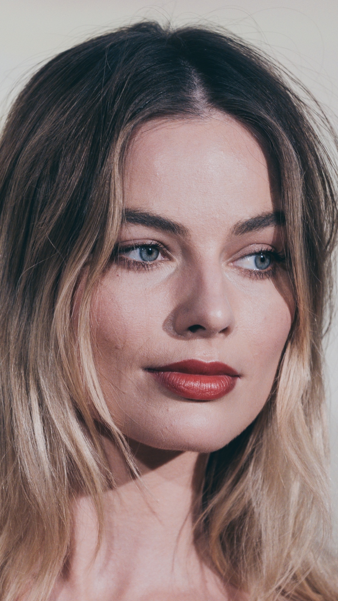 Download mobile wallpaper Blonde, Face, Blue Eyes, Celebrity, Actress, Lipstick, Australian, Margot Robbie for free.