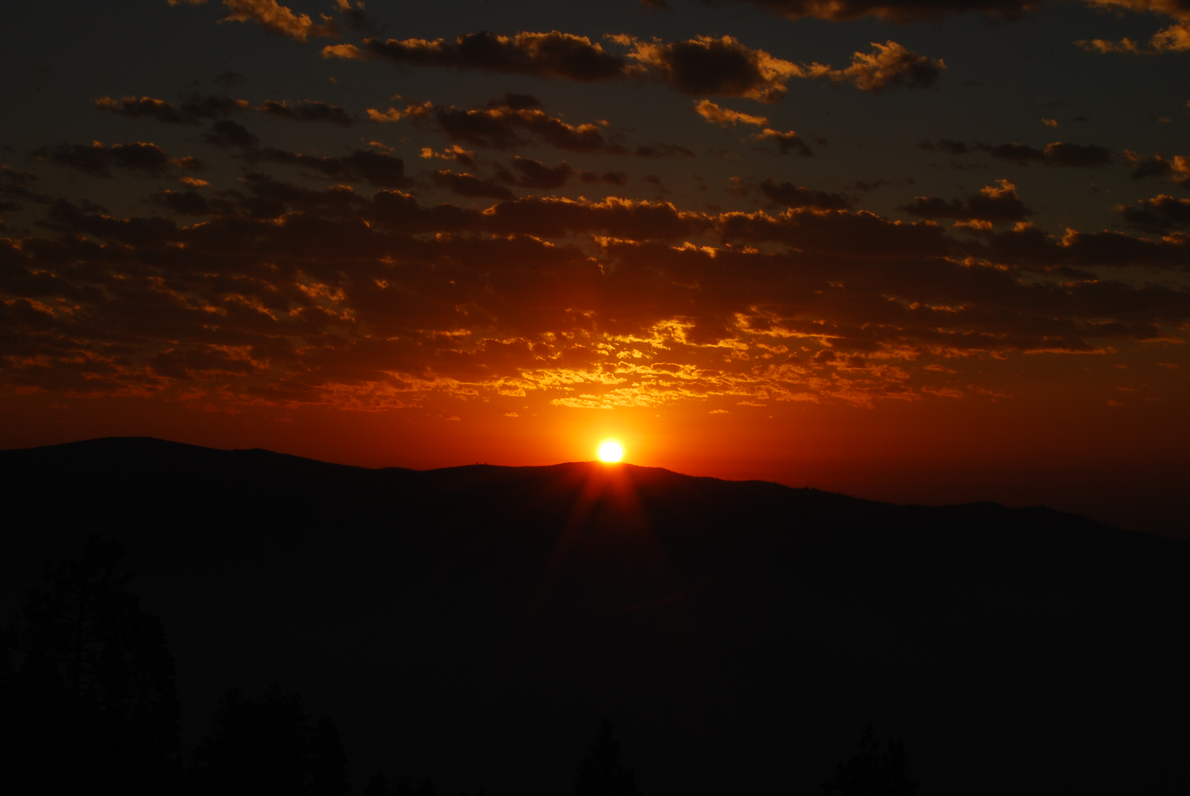 Free download wallpaper Sunset, Clouds, Horizon, Mountain, Nature, Dark on your PC desktop
