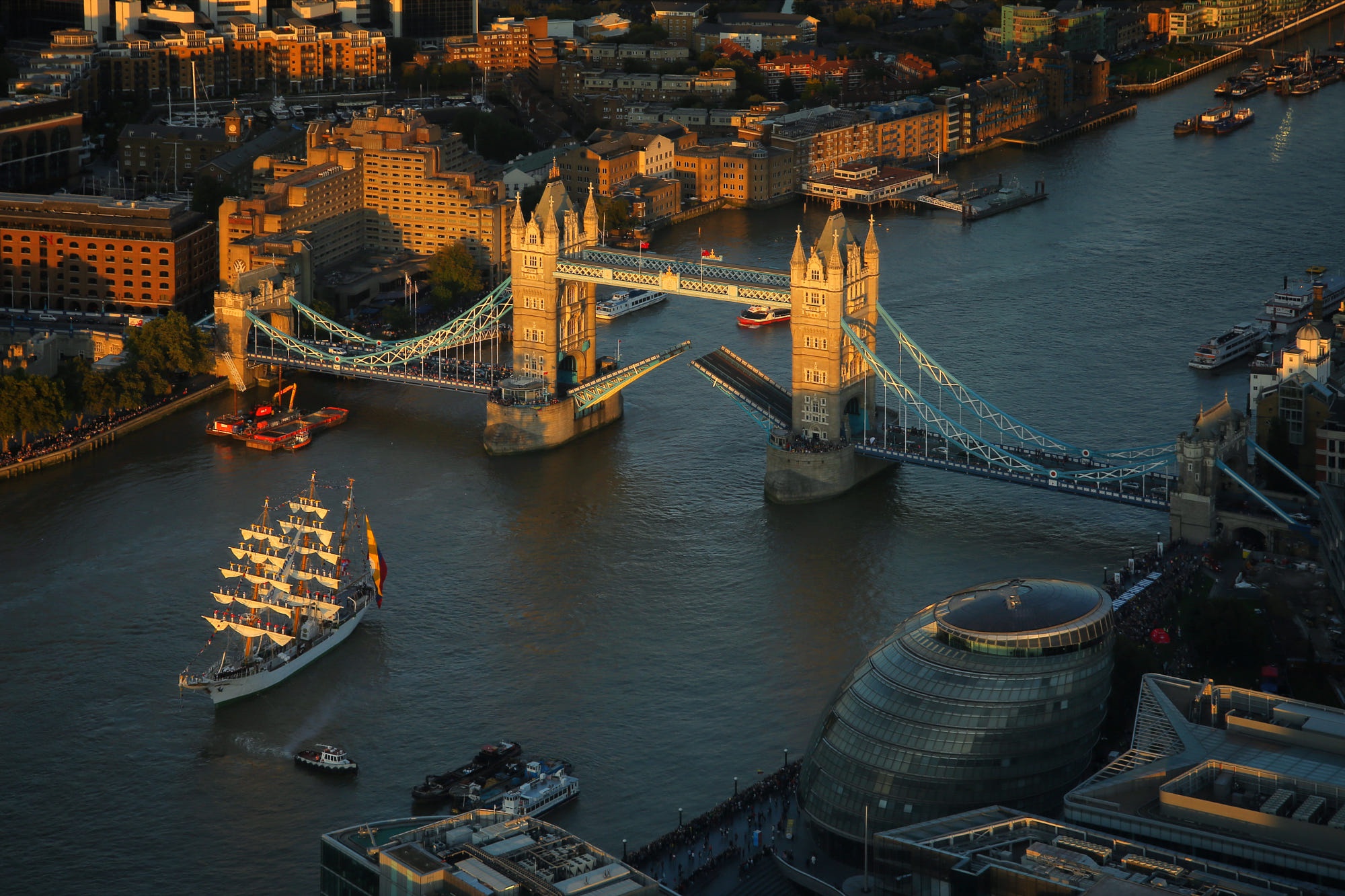 Laden Sie das London, Gebäude, Brücke, Boot, England, Themse, Tower Bridge, Brücken, Menschengemacht-Bild kostenlos auf Ihren PC-Desktop herunter