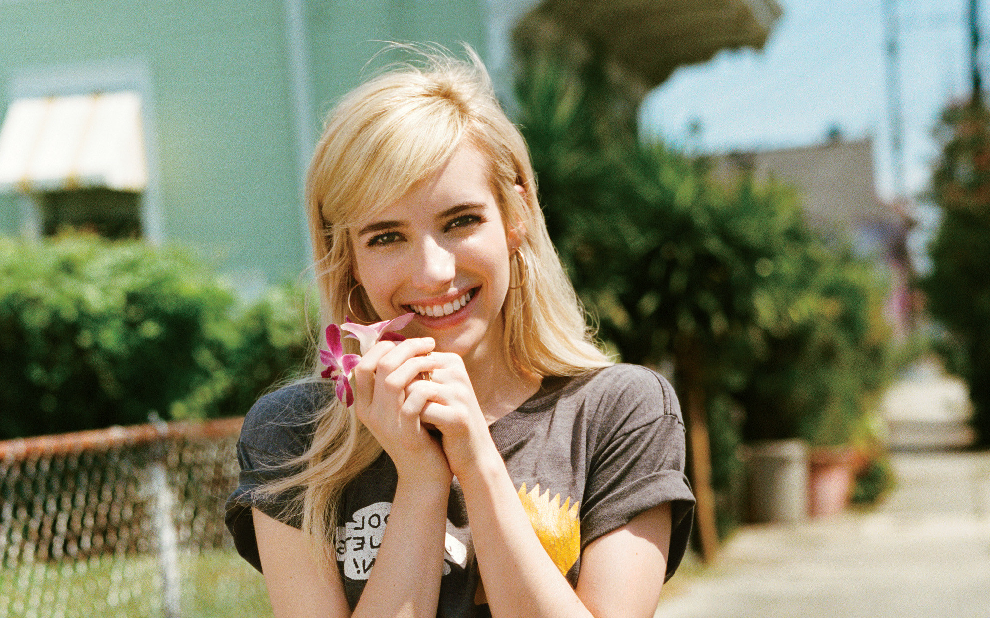 Download mobile wallpaper Smile, Blonde, Celebrity, Actress, Depth Of Field, Emma Roberts for free.