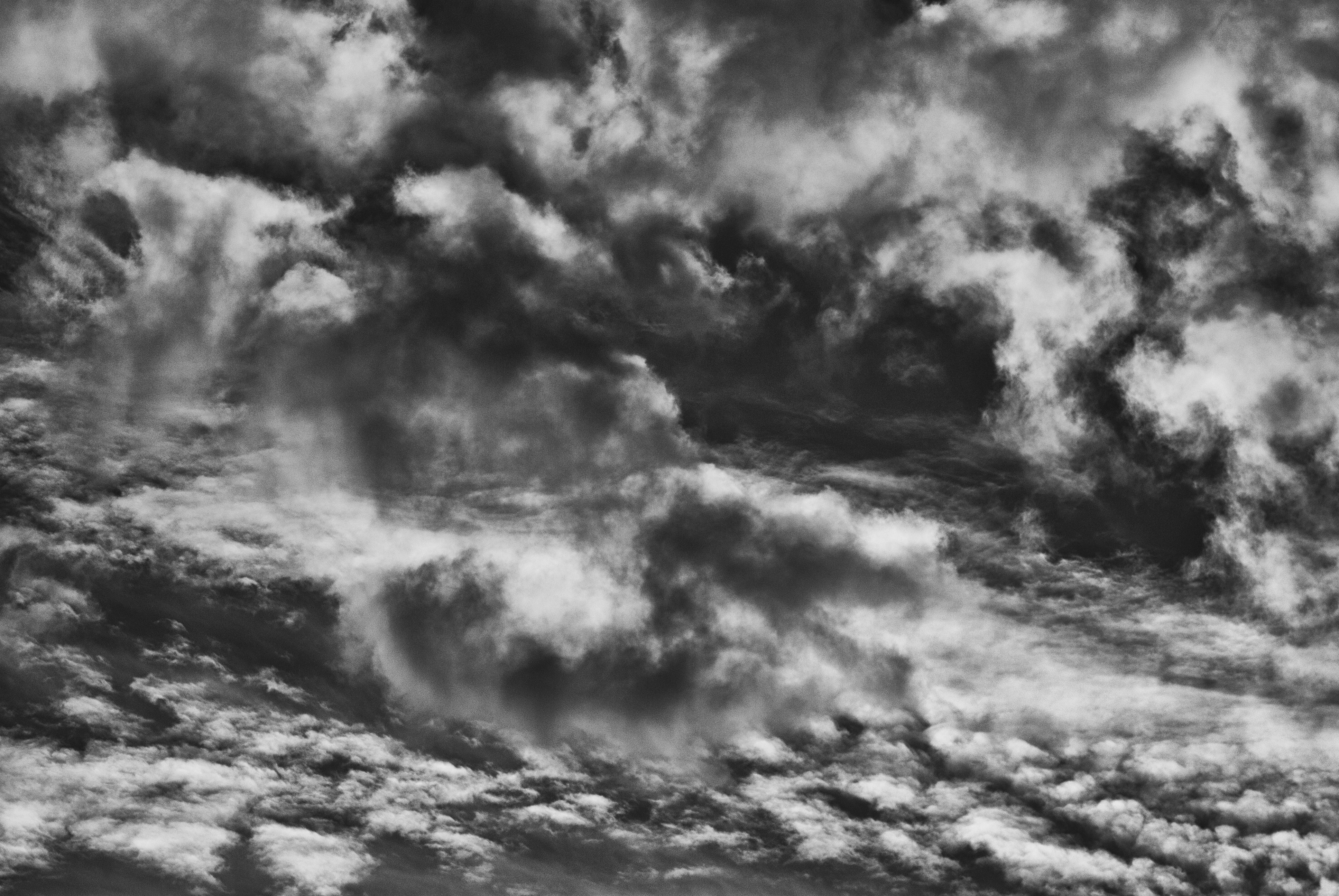 103972 скачать картинку облака, тучи, природа, небо, чб, густой - обои и заставки бесплатно
