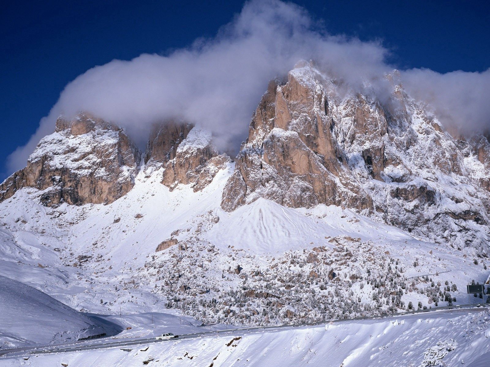 112923 скачать обои вершины, природа, горы, облака, снег, дорога, туман, склон, спуск, наклон - заставки и картинки бесплатно