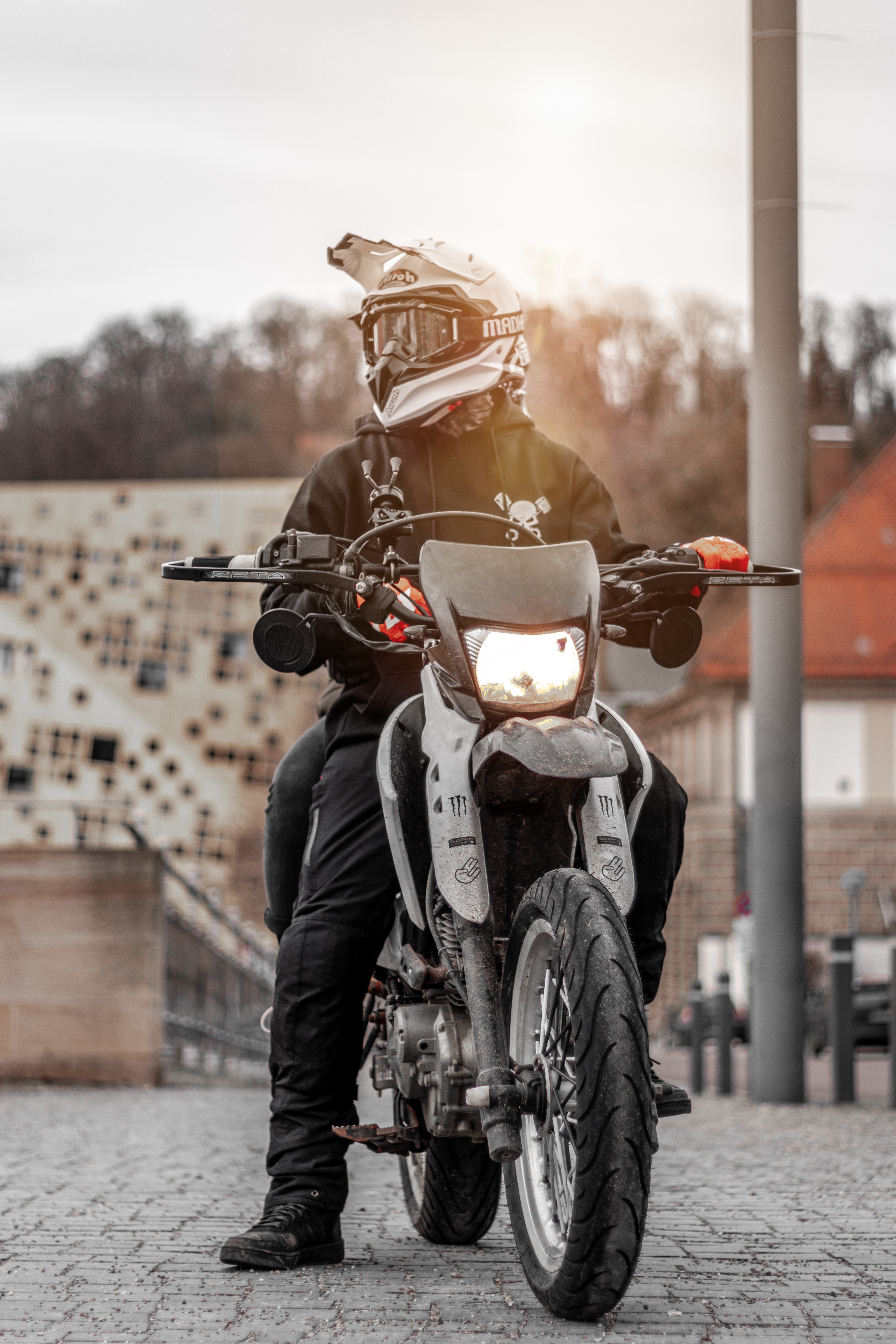無料モバイル壁紙モーターサイク リスト, モーターサイクリスト, 日光, ヘルメット, オートバイをダウンロードします。