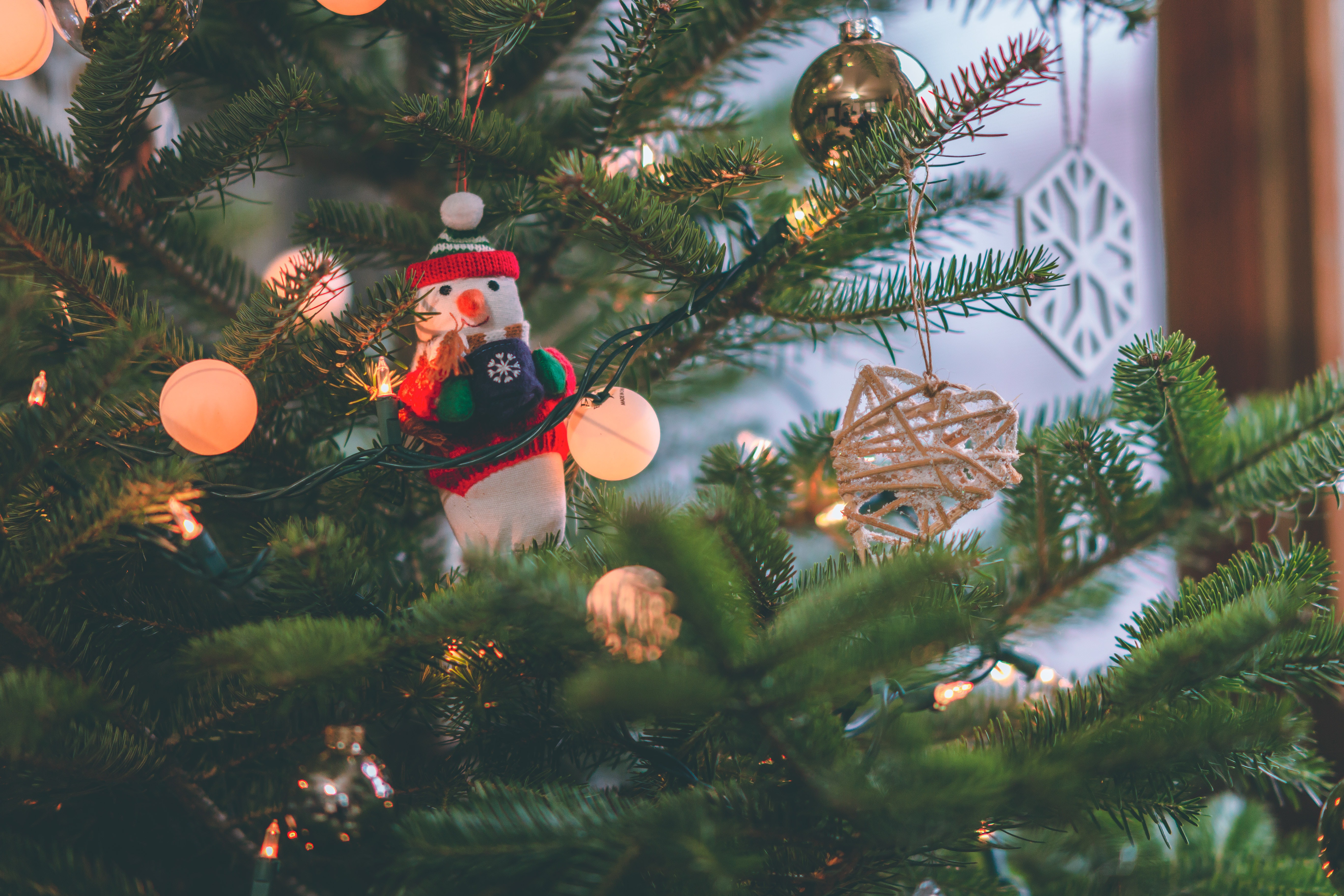 Laden Sie das Feiertage, Weihnachten, Schneemann, Weihnachtsschmuck, Weihnachtsbaum-Bild kostenlos auf Ihren PC-Desktop herunter