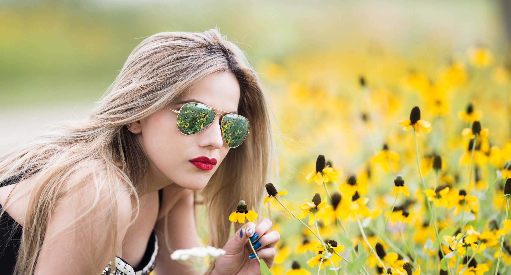 Laden Sie das Sonnenbrille, Modell, Frauen, Gelbe Blume, Blondinen, Lippenstift, Tiefenschärfe-Bild kostenlos auf Ihren PC-Desktop herunter