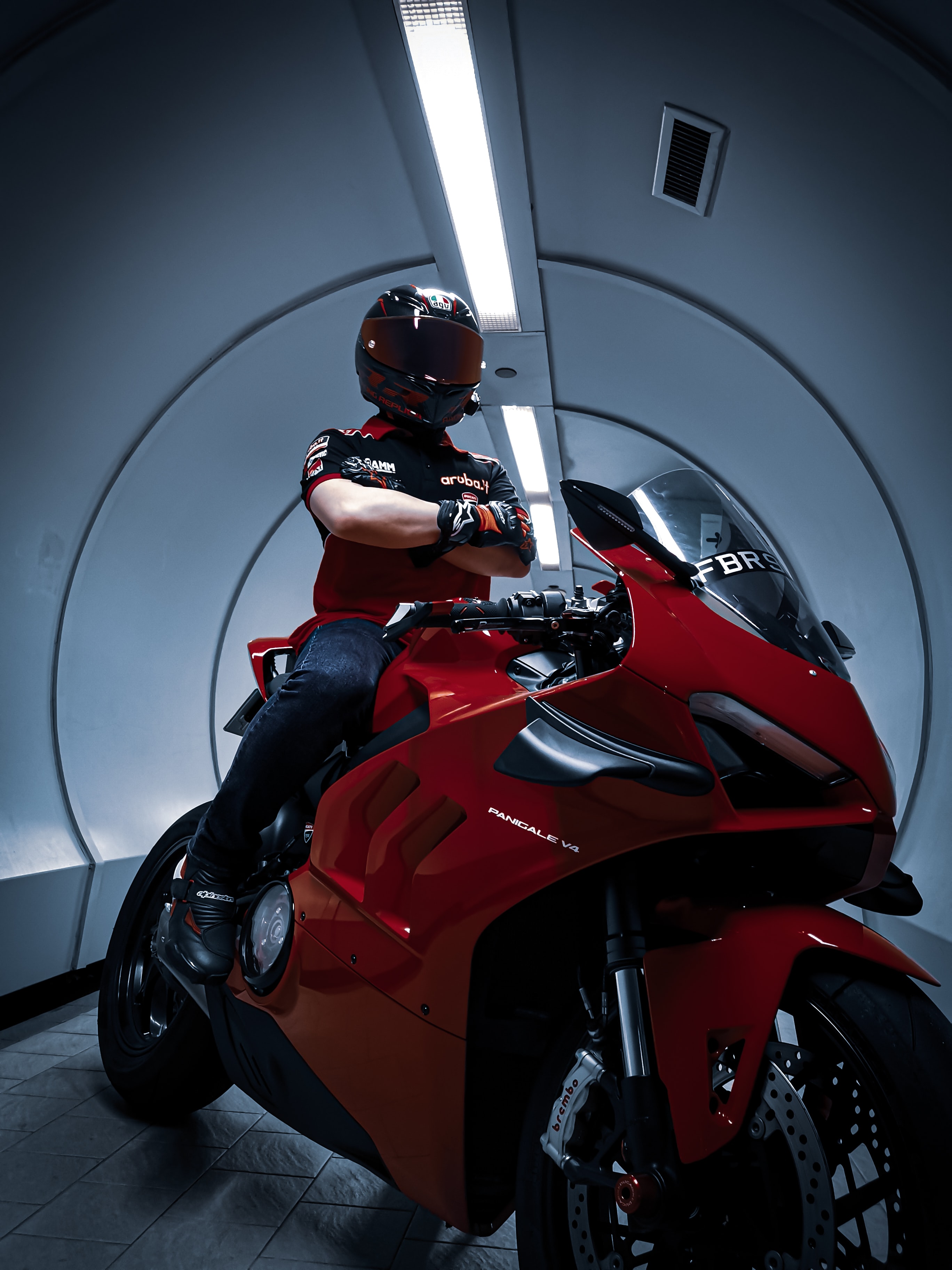 118982 скачать обои байк, тоннель, шлем, мотоциклы, мотоциклист, дукати (ducati), красный, мотоцикл - заставки и картинки бесплатно