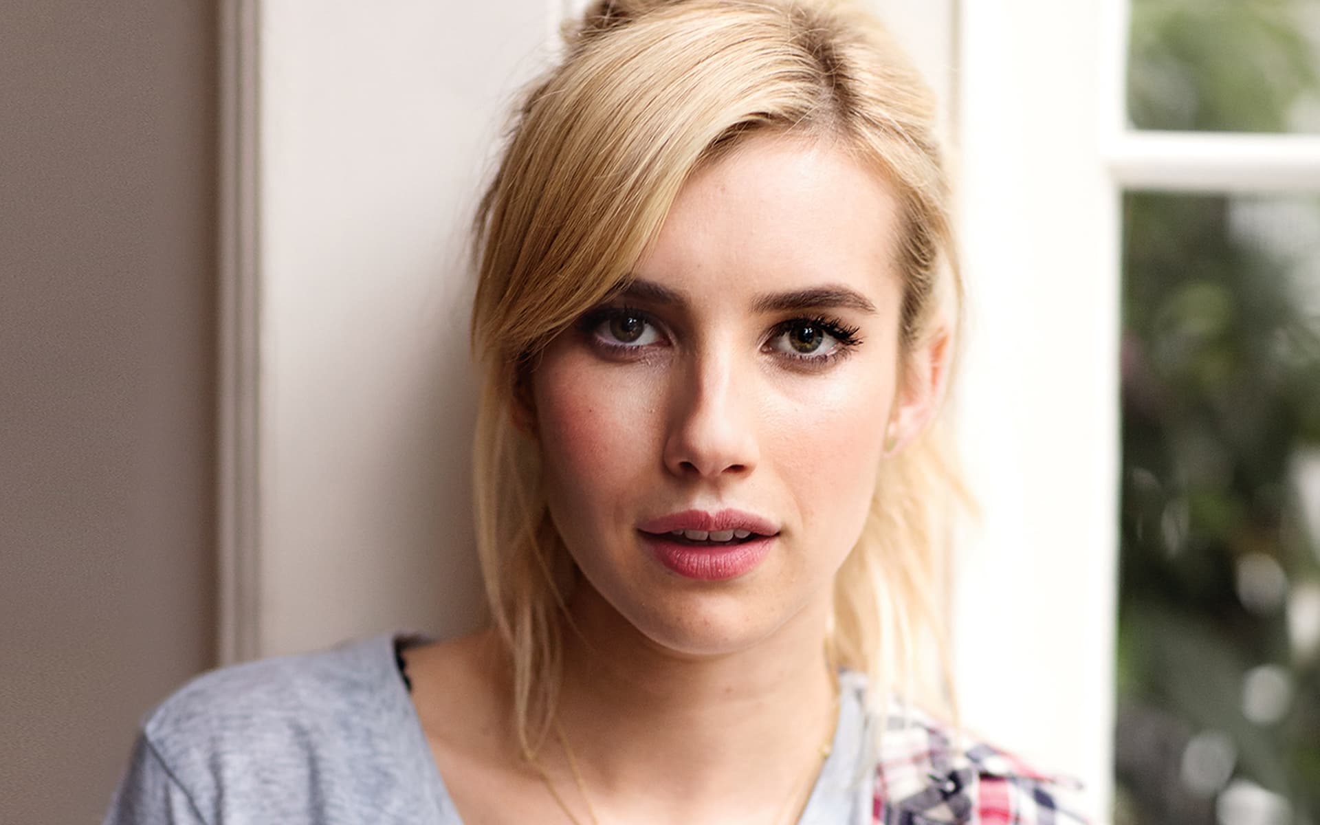 Free download wallpaper Blonde, Face, Celebrity, Actress, Emma Roberts on your PC desktop