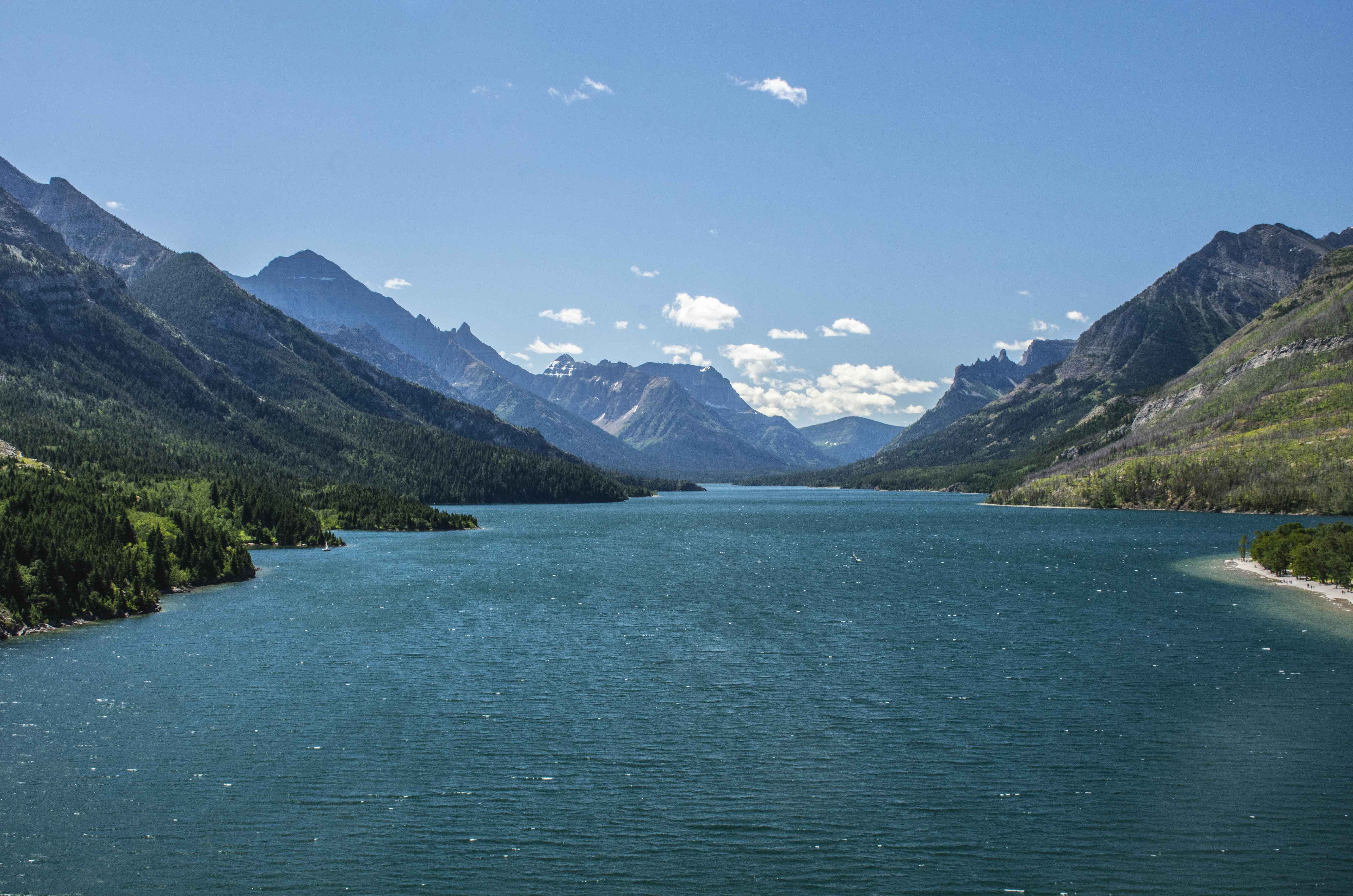 PCデスクトップに祝日, 湖, 岩, 山脈, 雲, スカイ画像を無料でダウンロード
