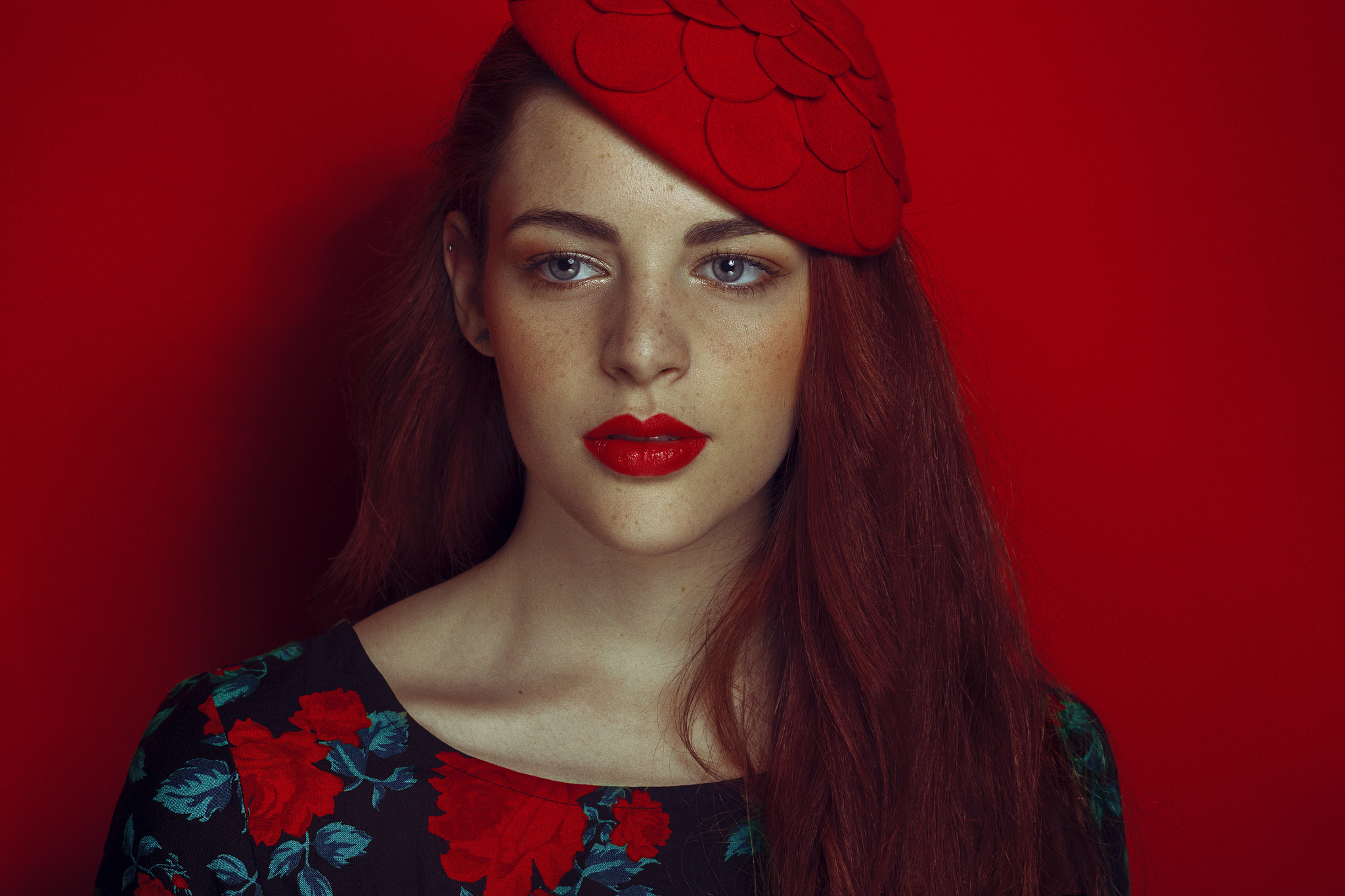 Free download wallpaper Redhead, Hat, Model, Women, Blue Eyes, Freckles, Lipstick on your PC desktop