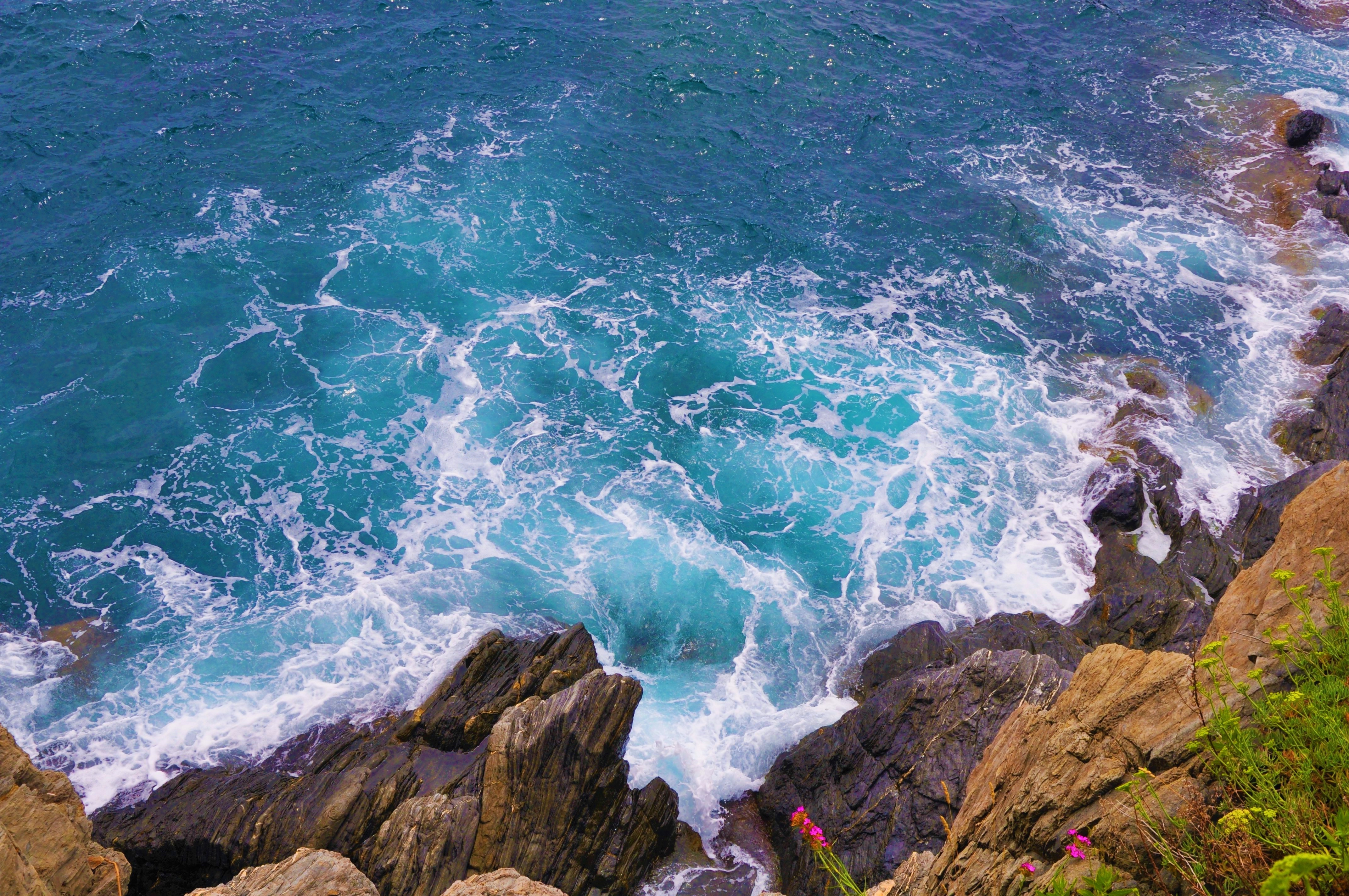Descarga gratis la imagen Naturaleza, Stones, Mar, Las Rocas, Rocas, Vista Desde Arriba, Costa, Navegar, Surfear en el escritorio de tu PC