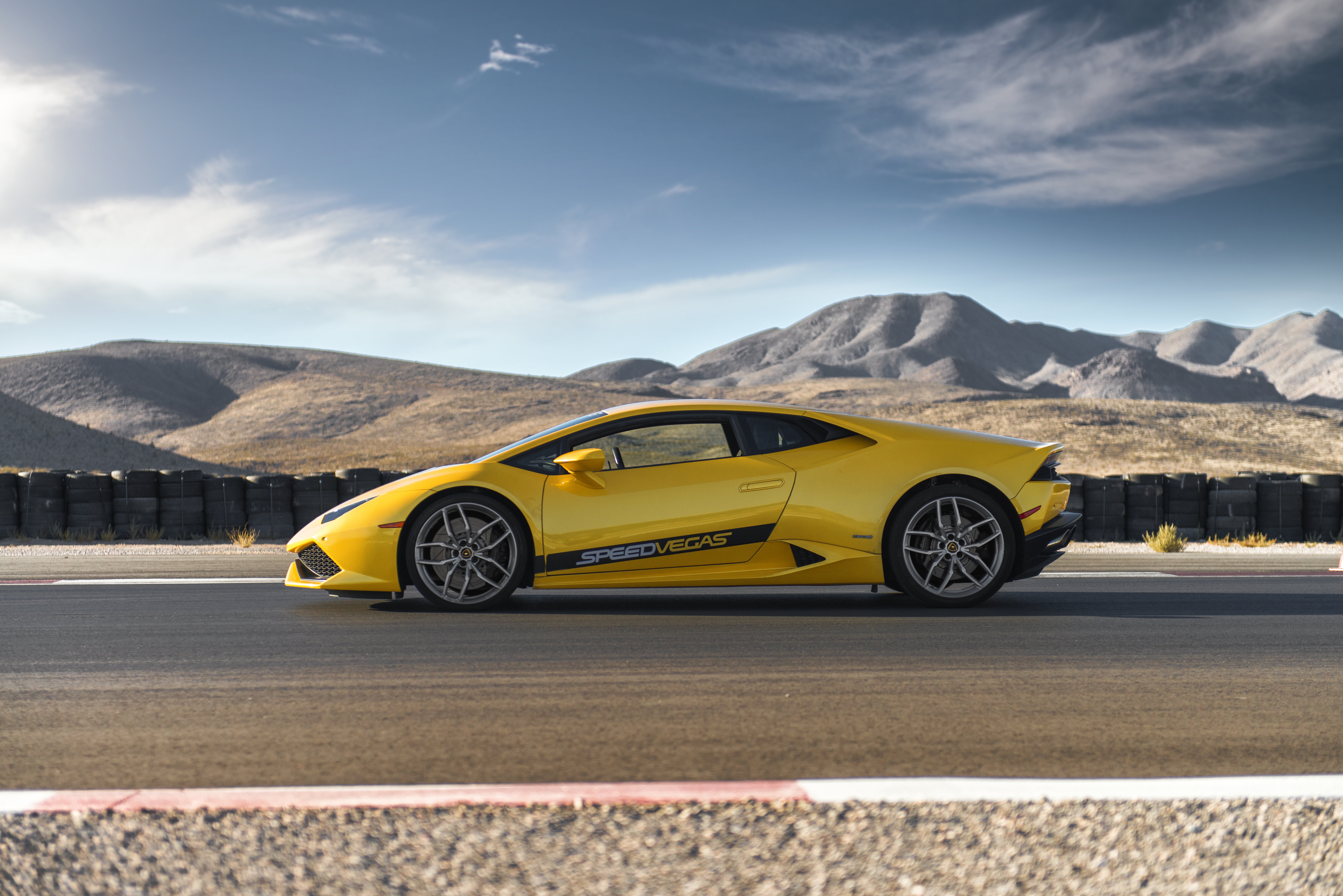 Descarga gratuita de fondo de pantalla para móvil de Lamborghini, Coche, Superdeportivo, Lamborghini Huracán, Vehículos, Coche Amarillo.
