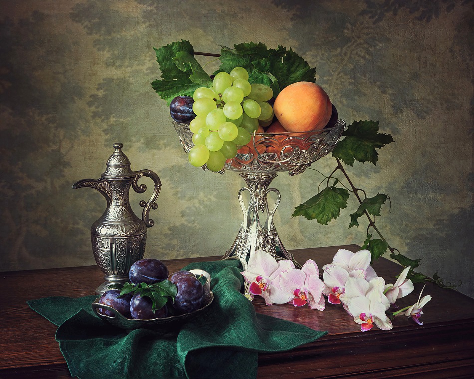 800117 завантажити картинку фотографія, натюрморт, фрукти, виноград, орхідея, глечик, слива - шпалери і заставки безкоштовно