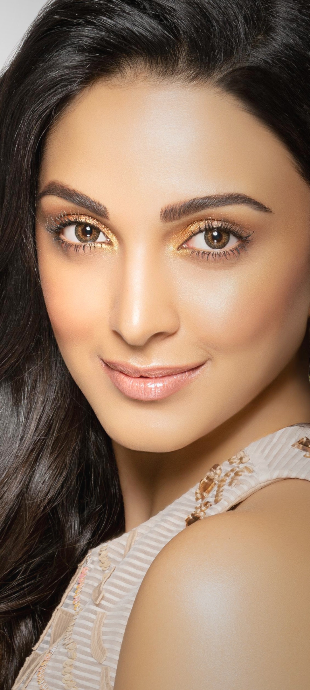 Download mobile wallpaper Face, Brunette, Indian, Celebrity, Actress, Bollywood, Kiara Advani for free.