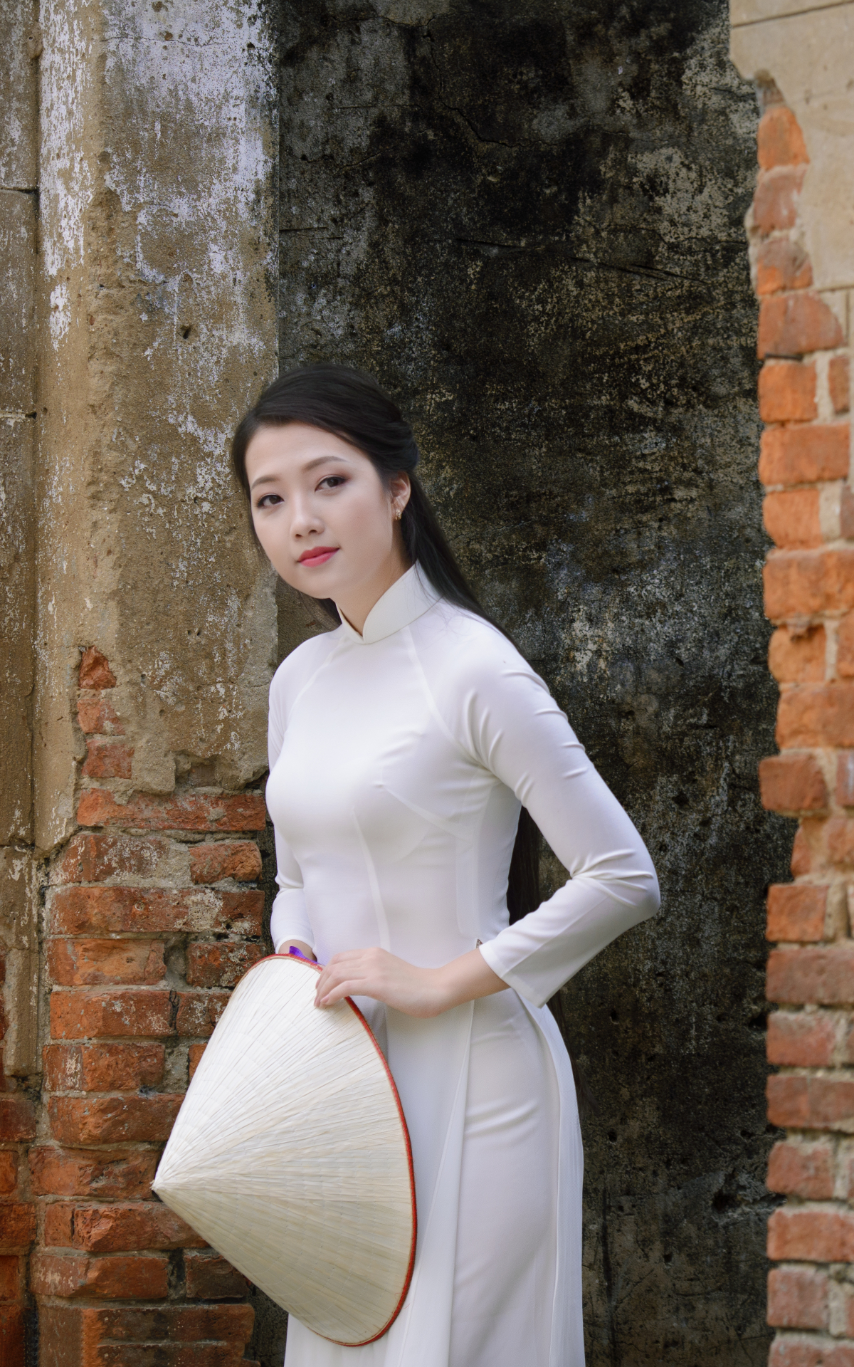 Handy-Wallpaper Modell, Frauen, Asiatinnen, Vietnamesisch, Ao Dai, Asiatischer Konischer Hut kostenlos herunterladen.