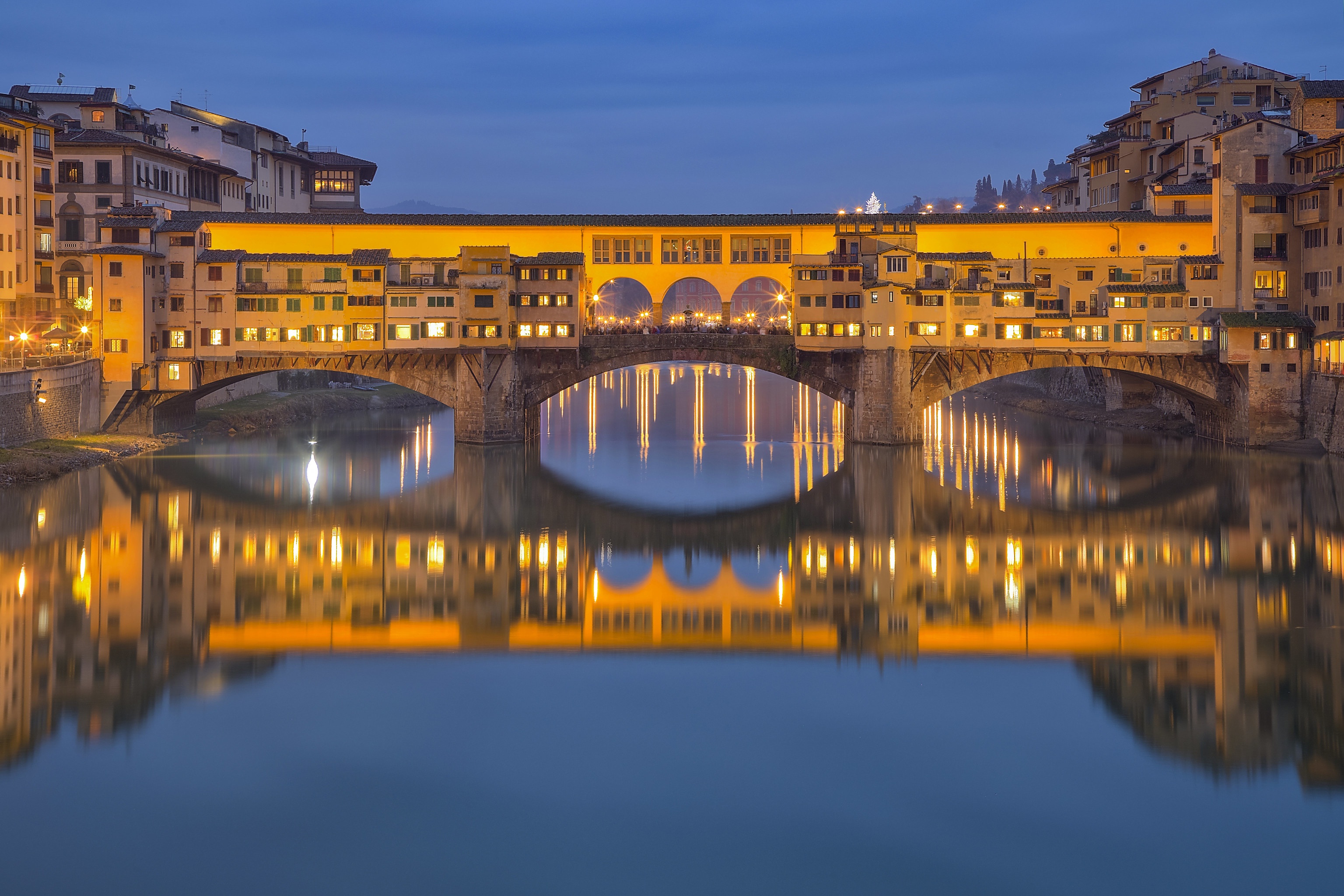 Handy-Wallpaper Städte, Italien, Licht, Fluss, Brücke, Florenz, Menschengemacht, Spiegelung kostenlos herunterladen.